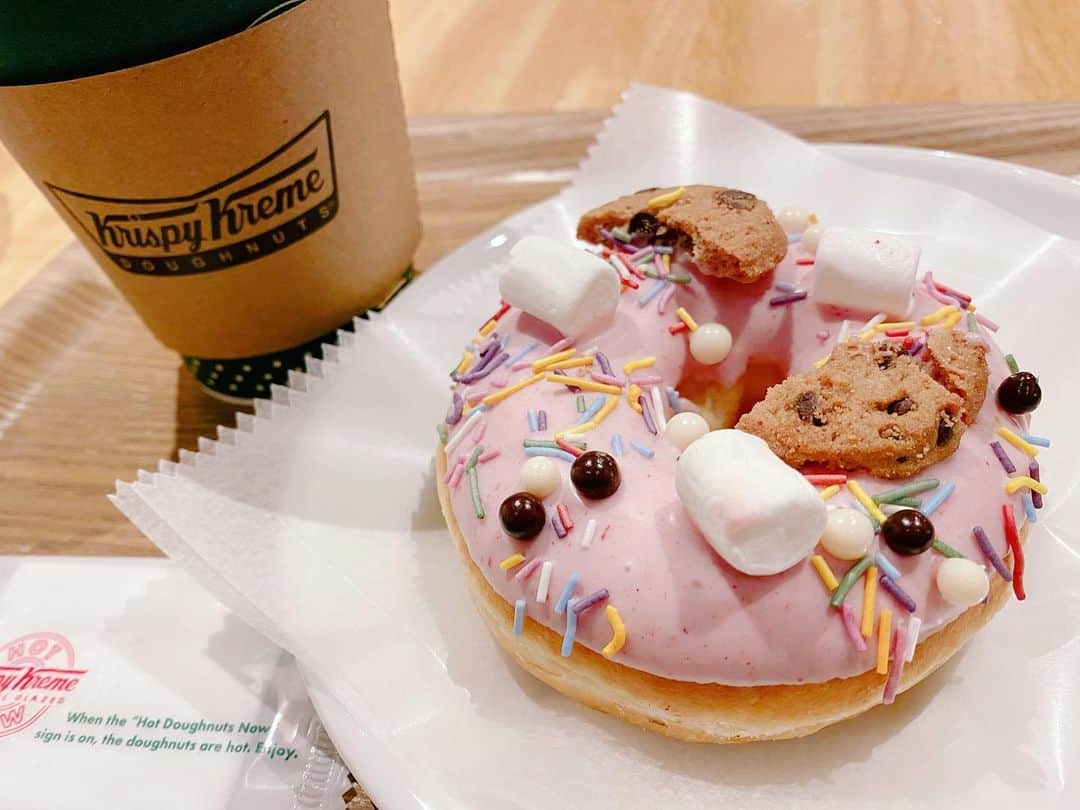 根岸愛のインスタグラム：「🍩🍩🍩 クリスピークリームドーナツ🍩 バレンタイン限定メニュー 3種あったので 見た目可愛いやつにしました🤤 #crispycreamdoughnut #doughnuts #valentineday #クリスピークリームドーナツ #ドーナツ #バレンタイン」