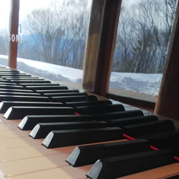 【公式】八ヶ岳高原ロッジ・八ヶ岳高原音楽堂さんのインスタグラム写真 - (【公式】八ヶ岳高原ロッジ・八ヶ岳高原音楽堂Instagram)「様々な景色を写し、音色に変えて響かせるピアノ。 弾くアーティストによって奏でられる響きは無限の音楽に変わる。  素晴らしい宝箱のようです。  #ピアノ #ピアノ好き #ピアノ好きな人と繋がりたい #八ヶ岳高原音楽堂 #八ヶ岳高原ロッジ  #楽器 #楽器の歴史」2月5日 11時30分 - yatsugatake_kogen_lodge