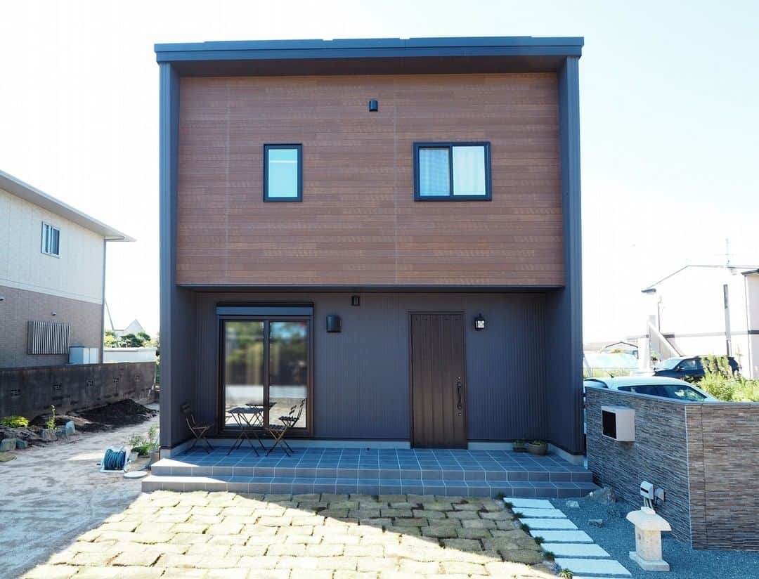 suzukuri さんのインスタグラム写真 - (suzukuri Instagram)「【施工事例：茨城県M様】⁠ ミストブラック×ミディアムブラウンの、落ち着いた雰囲気漂うVientoにお住まいのM様。⁠ ･⁠ 色決めあたりから奥様がどんどん家づくりに興味を持ちはじめ、DIYで家の中から庭までどんどんリメイクしているそうです。⁠ ･⁠ 重厚感のある外観が特徴のVientoは、あなたの理想の組み合わせが見つかるように、様々なカラーをご用意。自分だけの特別な家を作ることができます。⁠ ･⁠ ﻿･⁠ ▶デザイン・サイズ・価格、すべてがちょうどいい家づくりをサポート。詳しくはプロフィールリンクから⁠ →@suzukuri.official⁣⁠ ･⁣⁠ ･⁣⁠ ⁣#viento#suzukuri⁣⁣#注文住宅⁣#新築⁣#家⁣#平屋⁣#アメカジ⁣#秘密基地#インテリア⁣ #インダストリアル #カフェ風 #外観デザイン #外観おしゃれ #一戸建て #ナチュラル #かわいい家#フレンチカントリー #北欧 #ブルックリン #アメリカンハウス #サーファーズハウス #カリフォルニアスタイル #ヴィンテージ #タイル #リフォーム⁣ #ガレージ #施工事例 #家づくり #funlife⁠」2月5日 11時30分 - suzukuri.official