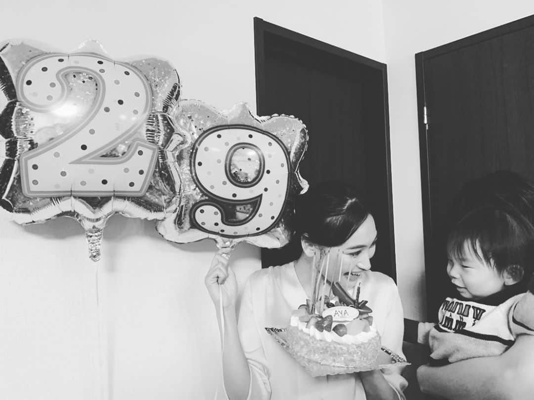 大政絢さんのインスタグラム写真 - (大政絢Instagram)「昨日の誕生日は大好きな友達、家族が遊びに来てくれ賑やかにお祝いしてもらいました✨甥っ子も北海道から駆けつけてくれて癒された〜☺️ 大政家は毎回お祝いは手巻き✨ じゅし、のんちゃんはもう家族ぐるみのお付き合いです！ いつもありがとう❤️❤️❤️ みなさんのメッセージも一つずつ読みました…幸せです！ さぁ、今日も頑張ろ😊😊😊」2月5日 11時31分 - aya_omasa_official