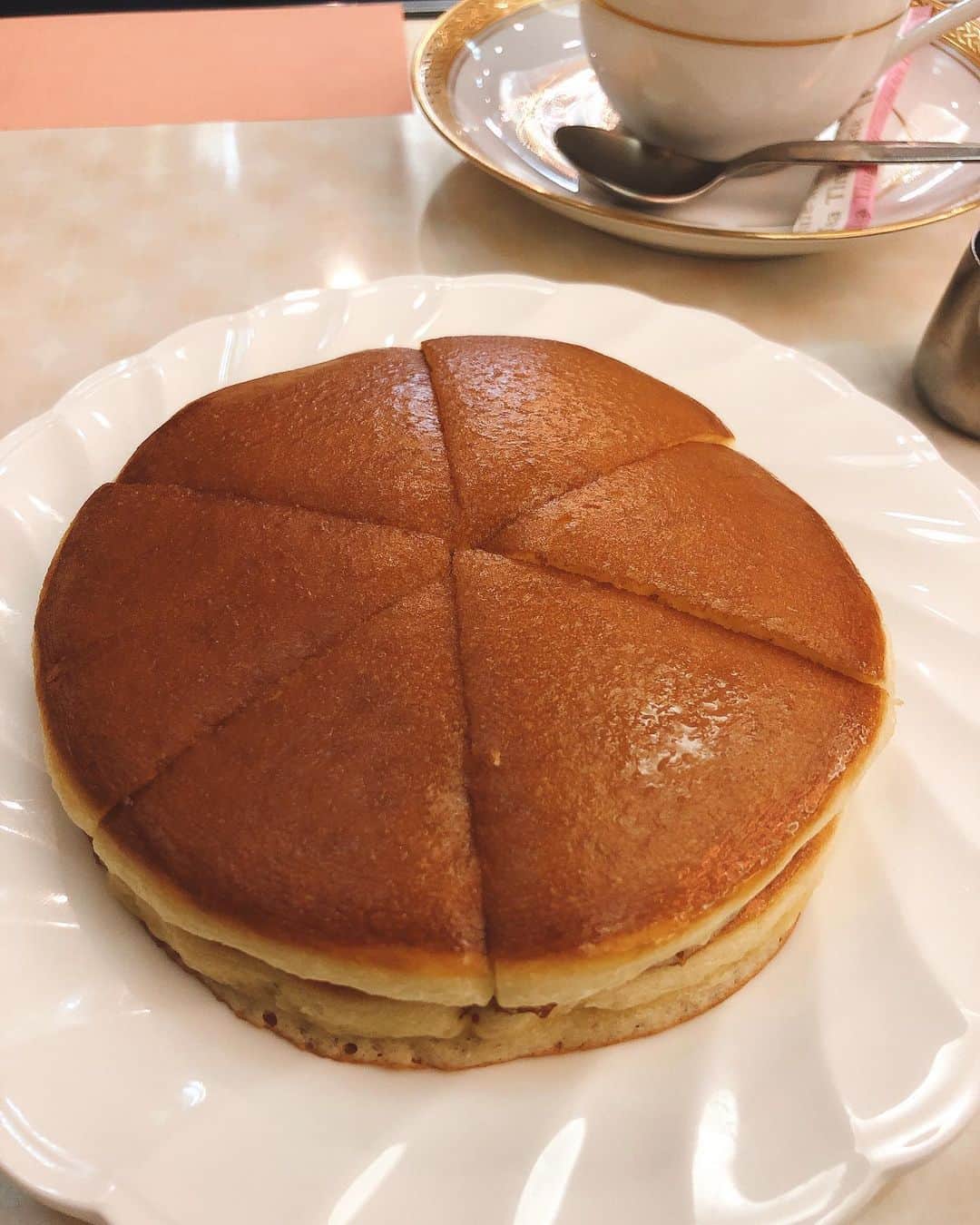 休日課長さんのインスタグラム写真 - (休日課長Instagram)「溜まってたホットケーキ画像を。 凛としていて、堂々としたルックス。綺麗な6等分カット。透明シロップがあらかじめバターが塗られたキリッとした味付けのホットケーキと相性抜群。パクパク食べちゃう。ごちそうさまでした！ #大阪 #ホットケーキ #純喫茶アメリカン」2月5日 21時14分 - kyujitsu_kacho