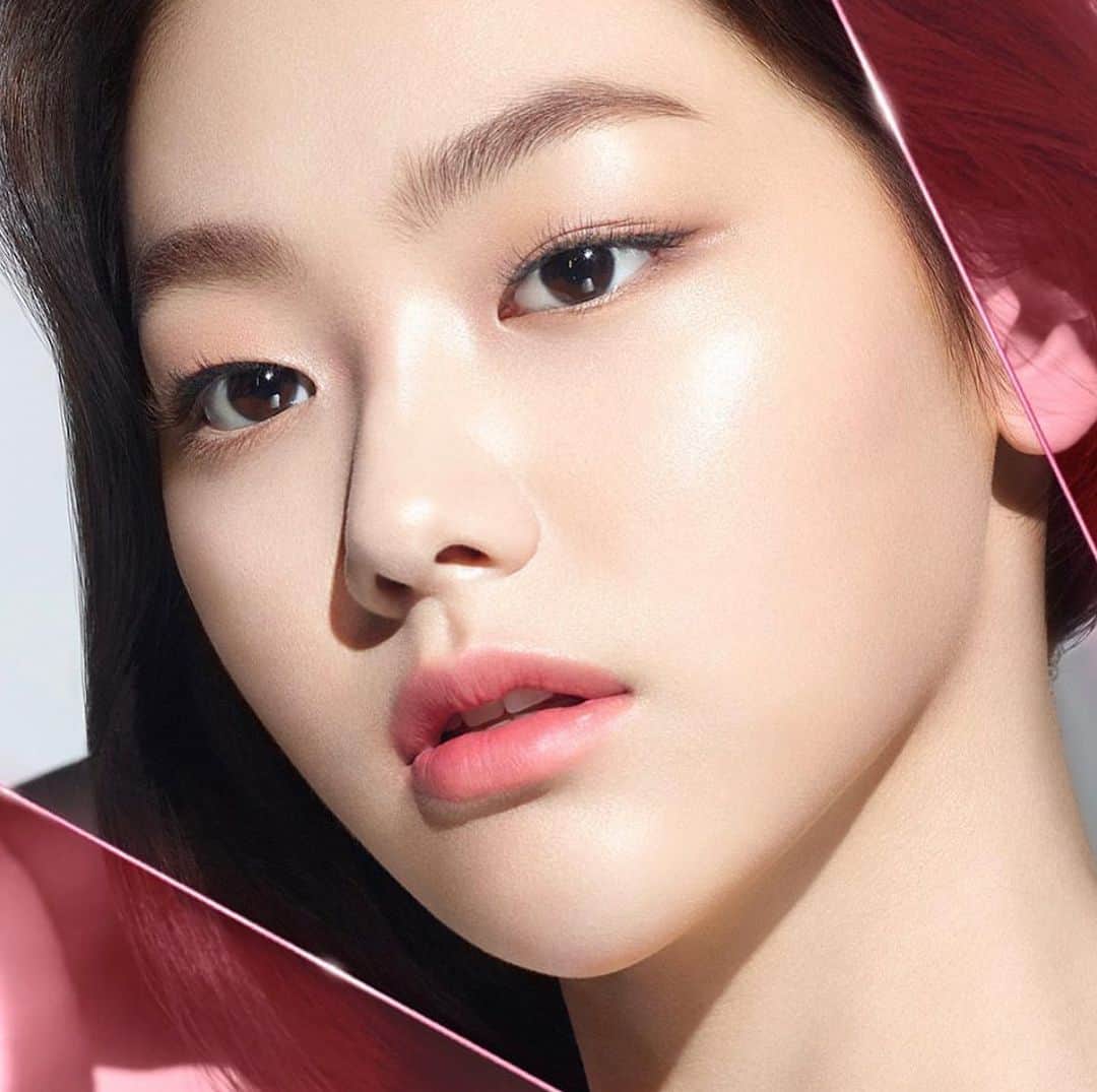 M∙A∙C Cosmetics Japanのインスタグラム：「ライトフル C シリーズで手に入れる、スポットライトをフルに浴びたような輝くツヤ肌✨﻿ 透明感のあるツヤマット肌を演出する「ライトフル C+ SPF 30 ファンデーション」をチェックして。 ﻿ ﻿ ﻿ 【期間限定キャンペーン開催中】﻿ お好きなファンデーション製品を含む8,250円(税込)以上お買い上げの方にはオリジナルLEDミラー(数量限定)をプレゼント🎁﻿ LEDミラーはスワイプして2枚目をチェック👉 ﻿ ﻿ ﻿ ※なくなり次第終了。プレゼントが在庫切れになった場合、在庫切れのプレゼントはお渡し出来ませんのでご了承ください。﻿ ※プレゼントはM・A・C公式オンラインショップ、店頭共にお1人様1会計につき1個までとなります。﻿ ※M・A・C公式オンラインショップにおいて、プレゼントがショッピングカートに表示されますのでご確認ください。ショッピングカートに表示されない場合は、在庫切れとなります。 ﻿ ﻿ ﻿ #MACLightfulC #SpotlightReady #MACライトフル #MACCosmeticsJapan #MACコスメ #MACCosmetics #コスメ #メイク #ファンデ #ファンデーション #リキッドファンデーション #パウダーファンデーション #クッションファンデーション #ベースメイク #カバー力 #ツヤ肌 #ツヤ #テカらない #makeup #basemakeup #cosmetics #foundation #beauty﻿」