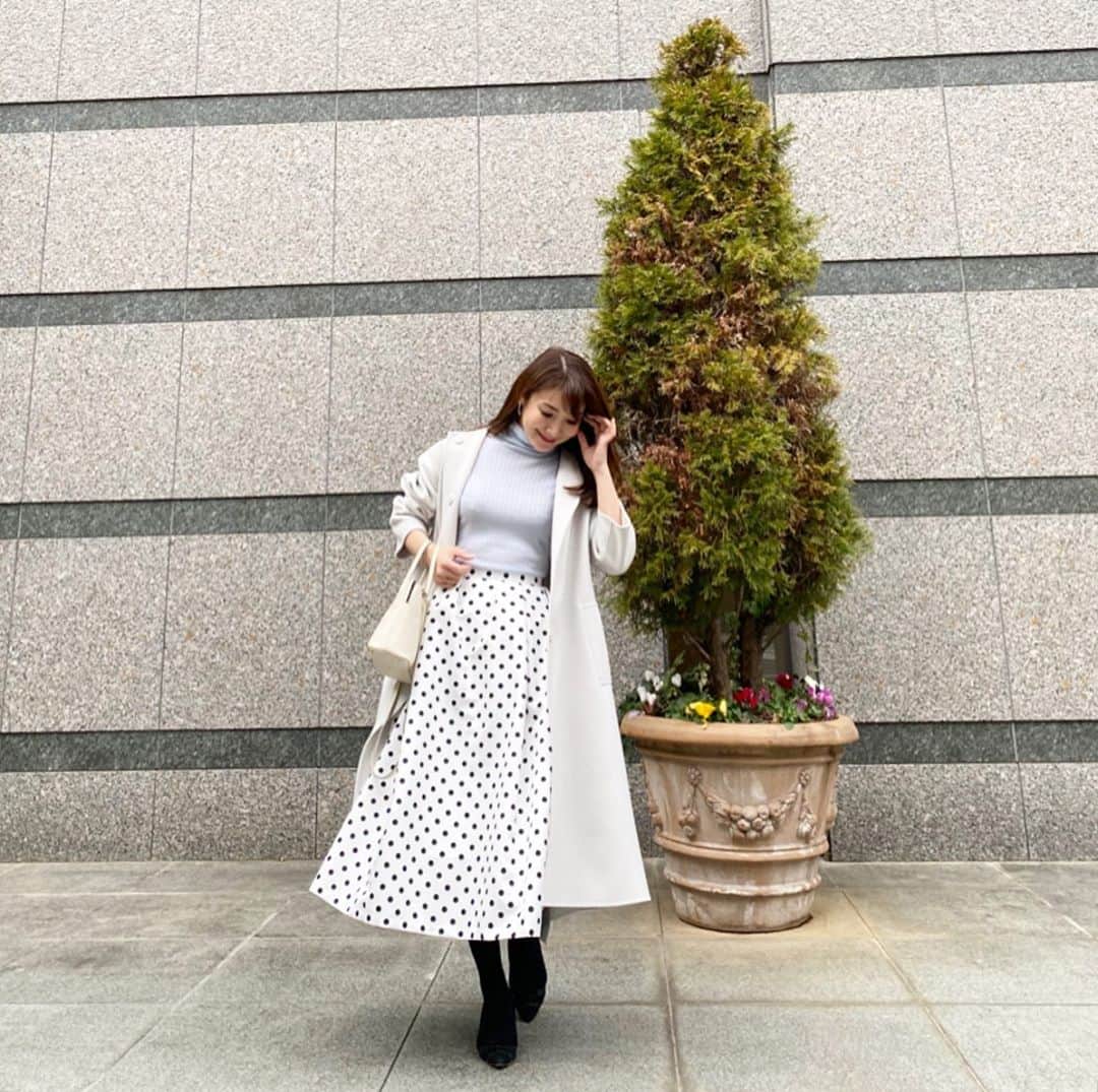 吉田美紀さんのインスタグラム写真 - (吉田美紀Instagram)「・ ・ ペールトーンの冬コーデ♬ まだまだ寒いから色合いだけ… ・ 色合わせによってイメージを変えられるドットスカート。 シルエットにこだわって作った一枚です。 ・ 今度は原色に合わせたスタイリングもしてみよう♬ ・ ・ coat→#adore  skirt→#lialapg  bag→#hermes pumps→#chanel ・ ・ #coordinate #outfit #ootd #look #style #fashion #wardrobe #instagood #instafashion #skirt #スカート #ドットスカート #コーディネート#ファッション #ママコーデ #ママコーディネート #ママファッション」2月5日 21時10分 - miki__yoshida