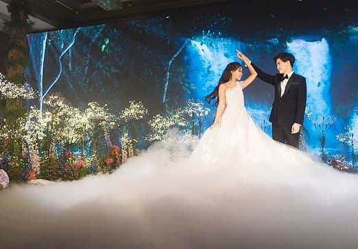 プレ花嫁の結婚式準備アプリ♡ -ウェディングニュースさんのインスタグラム写真 - (プレ花嫁の結婚式準備アプリ♡ -ウェディングニュースInstagram)「キラキラ✨ロマンチックなウェディングフォト9選💕 . . ➸➸➸➸➸➸➸💒➸➸➸➸➸➸➸ 本当の料金がわかる✨ ウェディングニュース式場検索 👰 . アプリ： @weddingnews_editor web版： @weddingnews_concierge ➸➸➸➸➸➸➸➸➸➸➸➸➸➸➸➸ . . こちらのお写真は #フォトグラファー @yuki.kagawa_photographer さんからリグラムさせていただきました🌟ありがとうございました😊✨ . . どれも素敵なyuki.kagawa_photographerさんの #ウェディングフォト 💕 . カバーはキラキラ✨光に囲まれた #ロマンチック なフォトです😘 . ポーズやおふたりの表情がとても素敵で、思わずうっとりしてしまいますね💓 . こちらはタイで行われた結婚式のフォトで海外ウェディングらしいゴージャスな装飾が華やかで素敵なんですよ😊 . ほかのフォトも素敵なのでぜひスワイプ👉🏻してみてくださいね✨ . . . . ＼📷投稿お待ちしています／ . 花嫁はもちろん、業者さんも大歓迎✨ アナタのお写真をご紹介してもOKという方は、ぜひ #ウェディングニュース にお写真を投稿してください💕 . . ⬇︎関連アカウント⬇︎ . 🕊メインアカウント 【 @weddingnews_editor 】 . 💒インスタグラムで式場探し 【 @weddingnews_concierge 】 . 👰花嫁から式場探し 【 @weddingnews_brides 】 . . その他、編集部からの連絡専用 @weddingnews_contact や、スタッフ個人の連絡用として @WN_xxxx（xxxは個人名）があります💕 . . …………………………… ❤️ウェディングニュースとは？ …………………………… . 花嫁のリアルな”声”から生まれた、花嫁支持率No1✨スマホアプリです📱💕 . . 🌸知りたい… #結婚式準備 に役立つ記事を毎日150件配信中♩ . 🌸見たい… インスタの #ウェディング 系投稿TOP100が毎日チェックできる＊IG画像の複数ワード検索も可♩ . 🌸叶えたい… 式場をはじめとした  #結婚式 関連の予約サイトが大集合♩ . 🌸伝えたい… 自分の結婚式レポ『マイレポ』が簡単に作れる♩卒花嫁のレポが読める♩ . . @weddingnews_editor のURLからDLしてね✨ . . . #プレ花嫁 #結婚  #花嫁 #ウエディング  #プレ花嫁準備 #2020秋婚 #ウェディングドレス #新郎新婦 #前撮り #フォトウェディング #ロケーションフォト #海外挙式 #カップルフォト #ハワイウェディング #カップル #ウエディングフォト #結婚式レポ #プレ花嫁さんと繋がりたい #weddingphotography  #2020夏婚 #2020冬婚 #결혼식」2月5日 21時21分 - weddingnews_editor