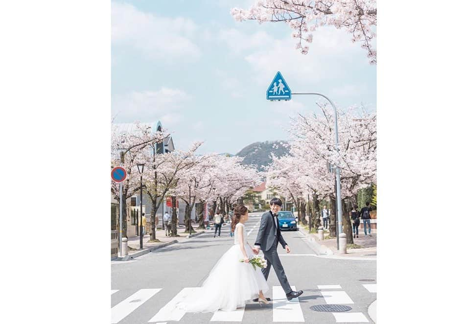 プレ花嫁の結婚式準備アプリ♡ -ウェディングニュースさんのインスタグラム写真 - (プレ花嫁の結婚式準備アプリ♡ -ウェディングニュースInstagram)「キラキラ✨ロマンチックなウェディングフォト9選💕 . . ➸➸➸➸➸➸➸💒➸➸➸➸➸➸➸ 本当の料金がわかる✨ ウェディングニュース式場検索 👰 . アプリ： @weddingnews_editor web版： @weddingnews_concierge ➸➸➸➸➸➸➸➸➸➸➸➸➸➸➸➸ . . こちらのお写真は #フォトグラファー @yuki.kagawa_photographer さんからリグラムさせていただきました🌟ありがとうございました😊✨ . . どれも素敵なyuki.kagawa_photographerさんの #ウェディングフォト 💕 . カバーはキラキラ✨光に囲まれた #ロマンチック なフォトです😘 . ポーズやおふたりの表情がとても素敵で、思わずうっとりしてしまいますね💓 . こちらはタイで行われた結婚式のフォトで海外ウェディングらしいゴージャスな装飾が華やかで素敵なんですよ😊 . ほかのフォトも素敵なのでぜひスワイプ👉🏻してみてくださいね✨ . . . . ＼📷投稿お待ちしています／ . 花嫁はもちろん、業者さんも大歓迎✨ アナタのお写真をご紹介してもOKという方は、ぜひ #ウェディングニュース にお写真を投稿してください💕 . . ⬇︎関連アカウント⬇︎ . 🕊メインアカウント 【 @weddingnews_editor 】 . 💒インスタグラムで式場探し 【 @weddingnews_concierge 】 . 👰花嫁から式場探し 【 @weddingnews_brides 】 . . その他、編集部からの連絡専用 @weddingnews_contact や、スタッフ個人の連絡用として @WN_xxxx（xxxは個人名）があります💕 . . …………………………… ❤️ウェディングニュースとは？ …………………………… . 花嫁のリアルな”声”から生まれた、花嫁支持率No1✨スマホアプリです📱💕 . . 🌸知りたい… #結婚式準備 に役立つ記事を毎日150件配信中♩ . 🌸見たい… インスタの #ウェディング 系投稿TOP100が毎日チェックできる＊IG画像の複数ワード検索も可♩ . 🌸叶えたい… 式場をはじめとした  #結婚式 関連の予約サイトが大集合♩ . 🌸伝えたい… 自分の結婚式レポ『マイレポ』が簡単に作れる♩卒花嫁のレポが読める♩ . . @weddingnews_editor のURLからDLしてね✨ . . . #プレ花嫁 #結婚  #花嫁 #ウエディング  #プレ花嫁準備 #2020秋婚 #ウェディングドレス #新郎新婦 #前撮り #フォトウェディング #ロケーションフォト #海外挙式 #カップルフォト #ハワイウェディング #カップル #ウエディングフォト #結婚式レポ #プレ花嫁さんと繋がりたい #weddingphotography  #2020夏婚 #2020冬婚 #결혼식」2月5日 21時21分 - weddingnews_editor