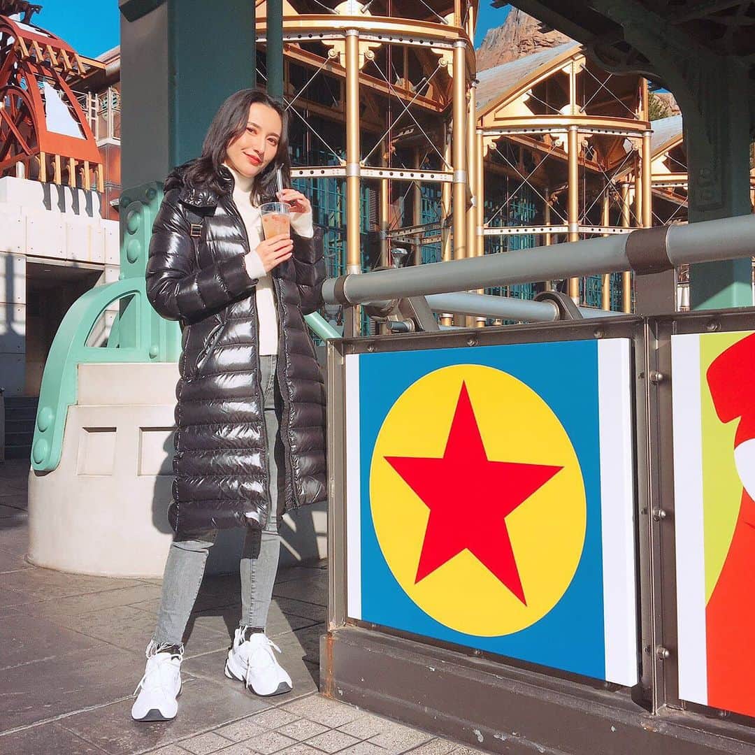 松本リコのインスタグラム：「・ ・ ・ ・ in ディズニーシー♡ ・ ・ ・ #pixar #disneysea #東京ディズニーシー #japanesegirl #japangirl  #japanesemodel #japanmodel #yahoo #お洒落 #インスタグラマー  #インフルエンサー #撮影 #ハーフ顔 #ハーフモデル #fashion #通販モデル #ファッション #楽天 #通販」