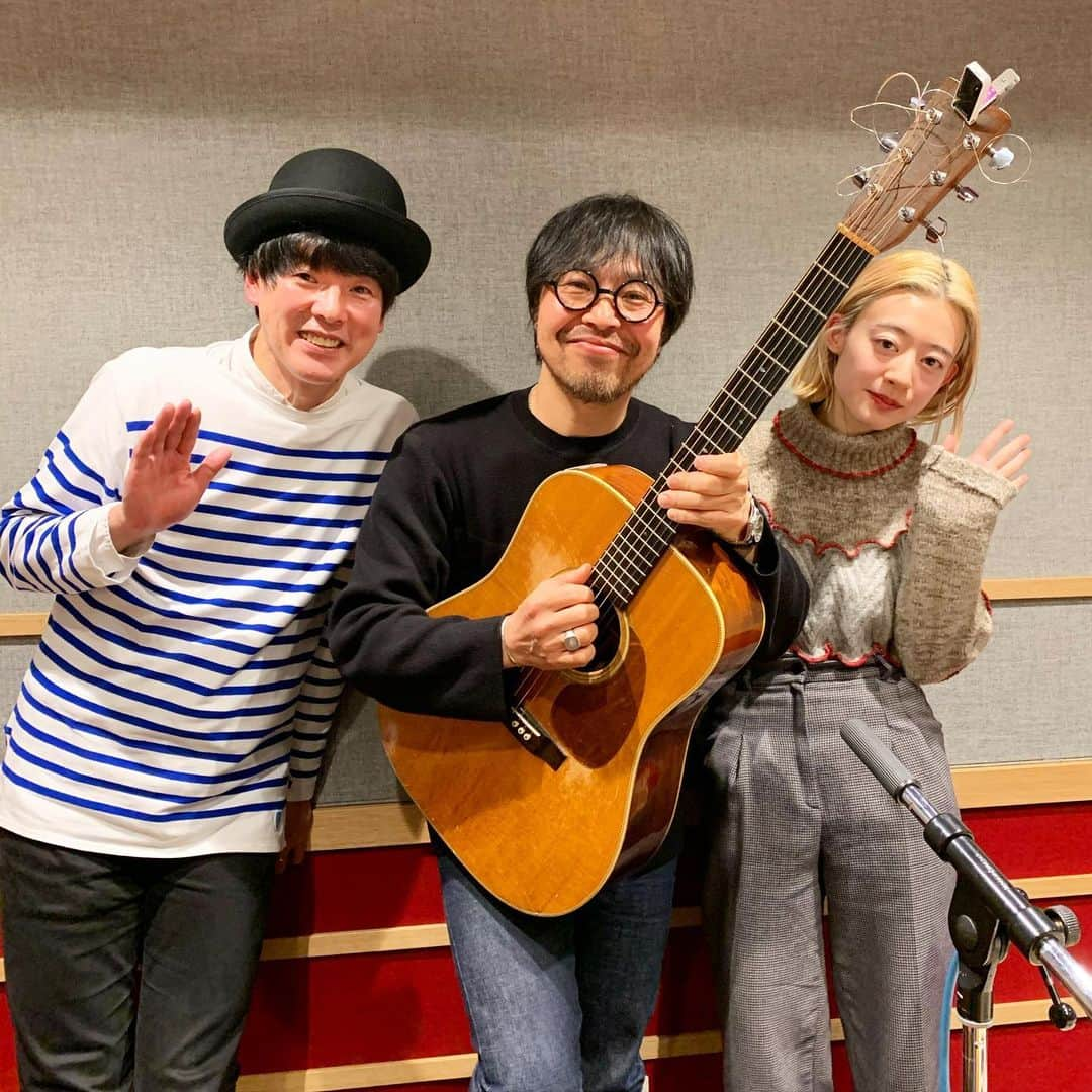 カジヒデキさんのインスタグラム写真 - (カジヒデキInstagram)「水曜日の夜はbayfm！僕と羊文学のモエカさんがMCを務めるスペシャレディオは、この後22:30からです。ゲストは先週に引き続き曽我部恵一くん✨なんと今夜は生演奏ありです！鳥肌もののスタジオライブ、お聴き逃しなく！そして今日は羊文学のNEW E.P.「ざわめき」リリース日✨おめでとうございます！最高に素晴らしい作品です！ #bayfm #spaceshowermusicradio #曽我部恵一 #サニーデイサービス #羊文学 #塩塚モエカ #カジヒデキ」2月5日 21時22分 - hideki_kaji