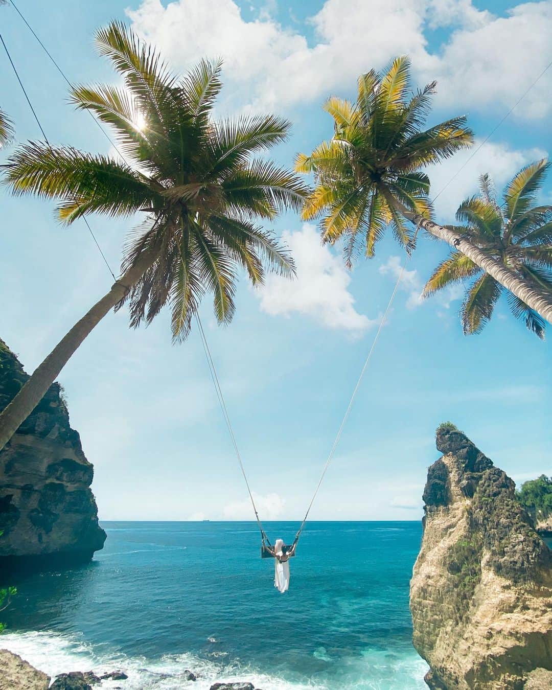 Giann Chanのインスタグラム：「I prefer blue rather than green.  #BaliSwing #Diamondbeach #Nusapenida #Bali #ctytravelmap」