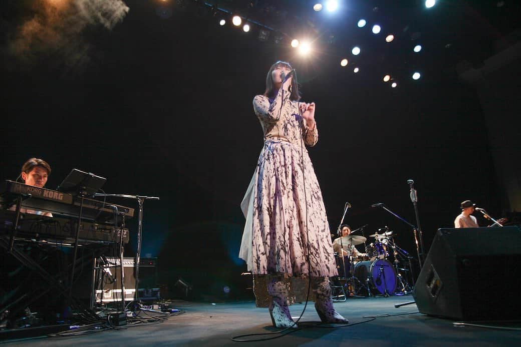 土岐麻子さんのインスタグラム写真 - (土岐麻子Instagram)「ミーティアにてライブレポートがアップされました！ 『PASSION BLUE〜冷静寄りの情熱ツアー〜』ツアー初日、恵比寿ザ・ガーデンホールでのライブのようすです。  写真 Susie  #meetia」2月5日 21時17分 - tokiasako