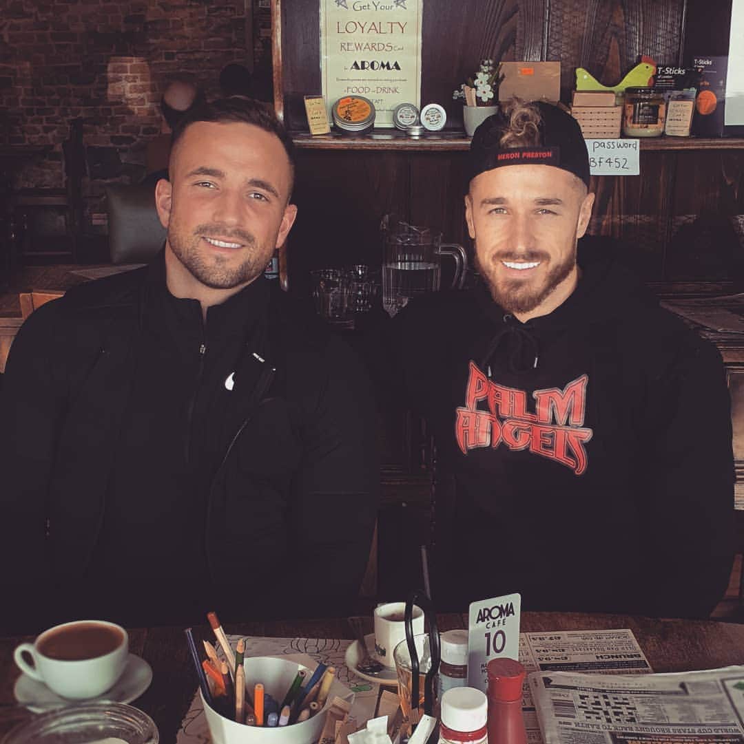 ジョー・ベネットのインスタグラム：「Bro bro ❤」