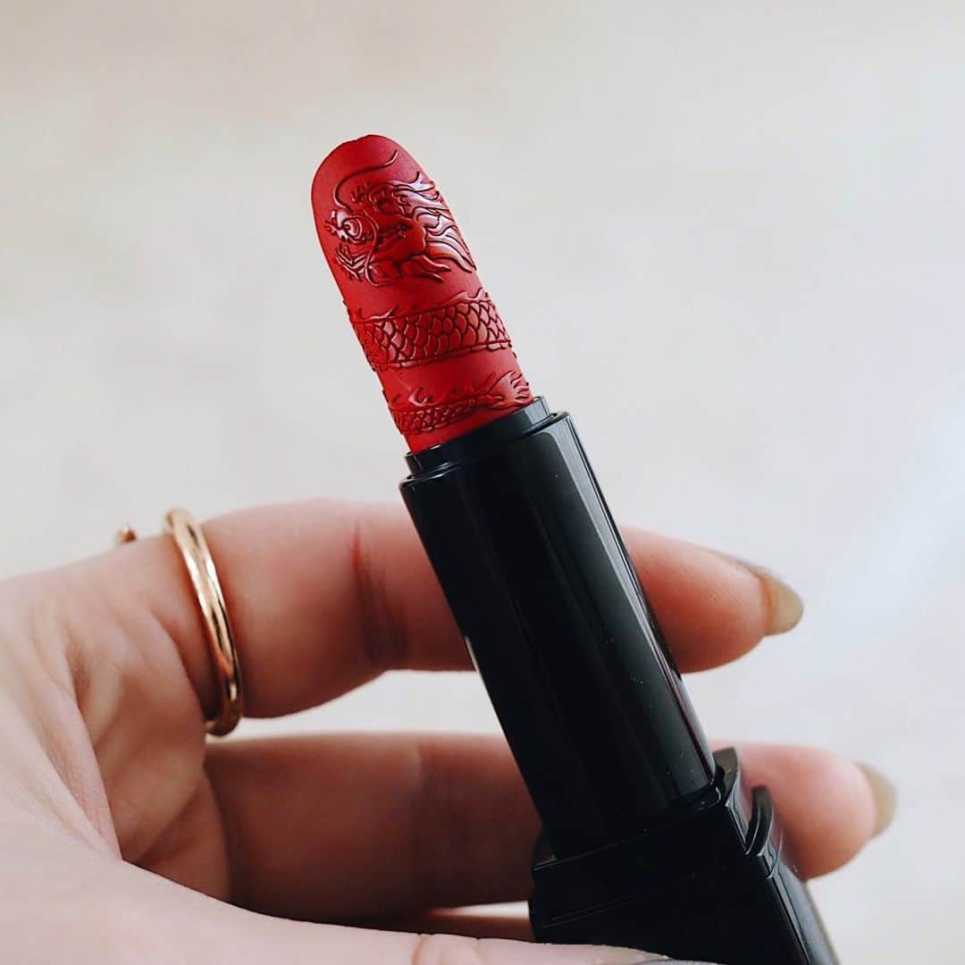 クリスティン・ウェイのインスタグラム：「Dragon on the lipstick 💄 🐉 #cosmetics #makeup #lipstick」