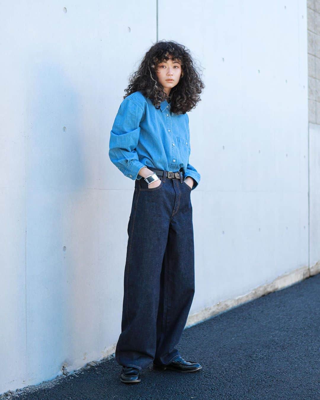 Droptokyoさんのインスタグラム写真 - (DroptokyoInstagram)「TOKYO STREET STYLE Name: @blossom.jij  Shirt: @uniqlo  Pants: @uniqlo  #UniqloU#uniqlolifewear#pr#droptokyo#tokyo#japan#streetscene#streetfashion#streetwear#streetculture#fashion#denim#デニム#indigoblue#blue Photography: @keimons  Styling: @stylist_yuka  Hair&Makeup: @ma3mumemo」2月5日 21時21分 - drop_tokyo
