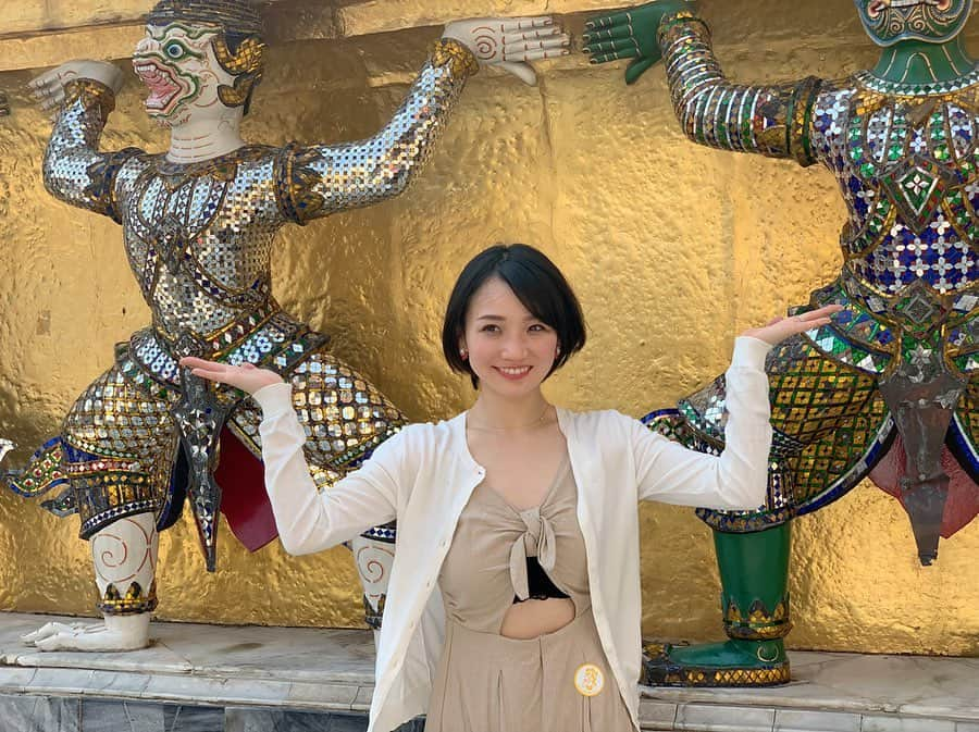 芽華ららさんのインスタグラム写真 - (芽華ららInstagram)「🐘🐘🐘🐘🐘💕 ﻿ I went to Thailand with mum insisted of my husband🐘🐘🐘﻿ We went sightseeing in Bangkok in free time 🇹🇭﻿ historical gorgeous temples!!﻿ That was impressive ✨﻿ ﻿ 今回のタイ旅行🇹🇭🐘💕﻿ 始めは夫婦で出席する予定が、仕事で行けなくなり、1人で行くことに🥺﻿ そしたら母が行く〜！と言い出し、急遽母娘旅になりました😆✈️💓﻿ いつかまた2人で一緒に旅行行けたら良いねと話してたのに、こんなに早くその日が来るなんて🙈💕﻿ 結婚式の前日は朝5:00にバンコクに着いたので、観光もしました☺️🇹🇭﻿ 歴史を感じるキラキラでゴージャスなお寺✨﻿ タイの歴史も教えてもらって、さらにタイが好きになりました🐘💕﻿ 朝から夜まで遊んで、まだまだ行けるな私😆✨✨﻿ また次回の母娘旅も楽しみだなぁ🥰🌈﻿ ﻿ #thailand#travel#bangkok#sightseeing#gorgeous #タイ#タイ旅行#バンコク観光#母娘旅#ワットプラケオ#ワットポー#ワットアルン#ららトラベル #海外編#raratravelgram#rarastgram #❤️ ﻿ ﻿」2月5日 21時23分 - rara.world