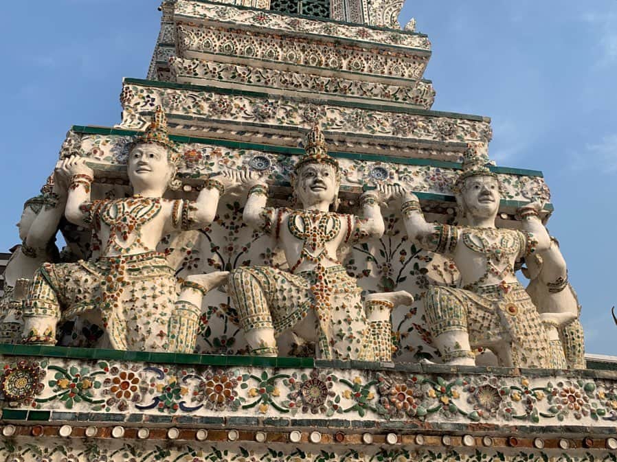 芽華ららさんのインスタグラム写真 - (芽華ららInstagram)「🐘🐘🐘🐘🐘💕 ﻿ I went to Thailand with mum insisted of my husband🐘🐘🐘﻿ We went sightseeing in Bangkok in free time 🇹🇭﻿ historical gorgeous temples!!﻿ That was impressive ✨﻿ ﻿ 今回のタイ旅行🇹🇭🐘💕﻿ 始めは夫婦で出席する予定が、仕事で行けなくなり、1人で行くことに🥺﻿ そしたら母が行く〜！と言い出し、急遽母娘旅になりました😆✈️💓﻿ いつかまた2人で一緒に旅行行けたら良いねと話してたのに、こんなに早くその日が来るなんて🙈💕﻿ 結婚式の前日は朝5:00にバンコクに着いたので、観光もしました☺️🇹🇭﻿ 歴史を感じるキラキラでゴージャスなお寺✨﻿ タイの歴史も教えてもらって、さらにタイが好きになりました🐘💕﻿ 朝から夜まで遊んで、まだまだ行けるな私😆✨✨﻿ また次回の母娘旅も楽しみだなぁ🥰🌈﻿ ﻿ #thailand#travel#bangkok#sightseeing#gorgeous #タイ#タイ旅行#バンコク観光#母娘旅#ワットプラケオ#ワットポー#ワットアルン#ららトラベル #海外編#raratravelgram#rarastgram #❤️ ﻿ ﻿」2月5日 21時23分 - rara.world