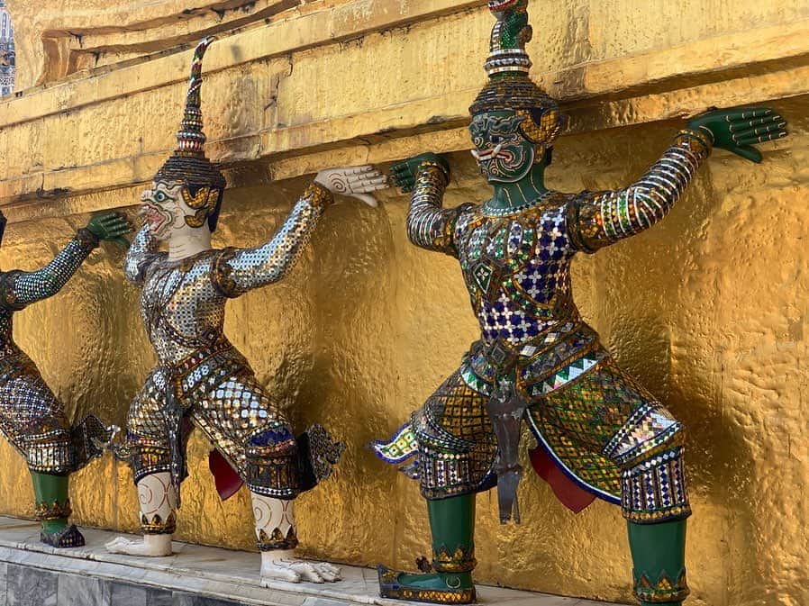 芽華ららさんのインスタグラム写真 - (芽華ららInstagram)「🐘🐘🐘🐘🐘💕 ﻿ I went to Thailand with mum insisted of my husband🐘🐘🐘﻿ We went sightseeing in Bangkok in free time 🇹🇭﻿ historical gorgeous temples!!﻿ That was impressive ✨﻿ ﻿ 今回のタイ旅行🇹🇭🐘💕﻿ 始めは夫婦で出席する予定が、仕事で行けなくなり、1人で行くことに🥺﻿ そしたら母が行く〜！と言い出し、急遽母娘旅になりました😆✈️💓﻿ いつかまた2人で一緒に旅行行けたら良いねと話してたのに、こんなに早くその日が来るなんて🙈💕﻿ 結婚式の前日は朝5:00にバンコクに着いたので、観光もしました☺️🇹🇭﻿ 歴史を感じるキラキラでゴージャスなお寺✨﻿ タイの歴史も教えてもらって、さらにタイが好きになりました🐘💕﻿ 朝から夜まで遊んで、まだまだ行けるな私😆✨✨﻿ また次回の母娘旅も楽しみだなぁ🥰🌈﻿ ﻿ #thailand#travel#bangkok#sightseeing#gorgeous #タイ#タイ旅行#バンコク観光#母娘旅#ワットプラケオ#ワットポー#ワットアルン#ららトラベル #海外編#raratravelgram#rarastgram #❤️ ﻿ ﻿」2月5日 21時23分 - rara.world