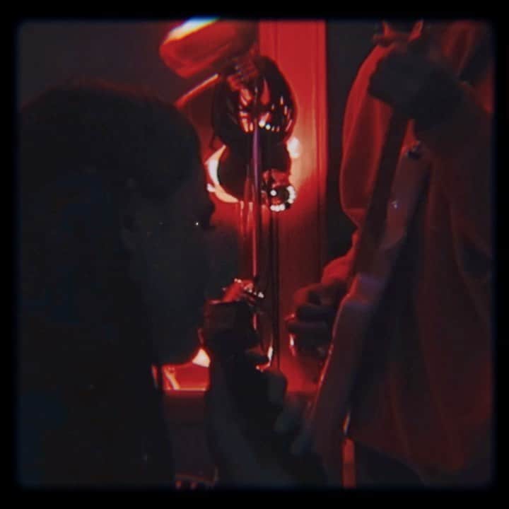 クリスティナ・バザンのインスタグラム：「While I’m stuck in bed with the flu, a little rehearsal session with @lewisylvain playing @kaliuchis « loner » 🪐 - I do hope to share with you new music soon, if only you knew... Video @ineskarma」