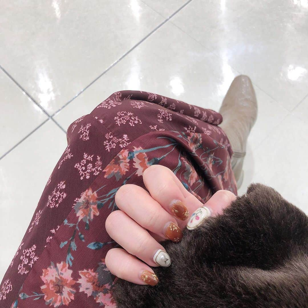 飯泉吏南さんのインスタグラム写真 - (飯泉吏南Instagram)「. . ちょっと伸びちゃったけどnew nail❤︎ . 親指のお花は手描きでかいてもらった💐 . . #newnail #ネイル #べっこうネイル #お花ネイル」2月5日 21時29分 - pocha_rina