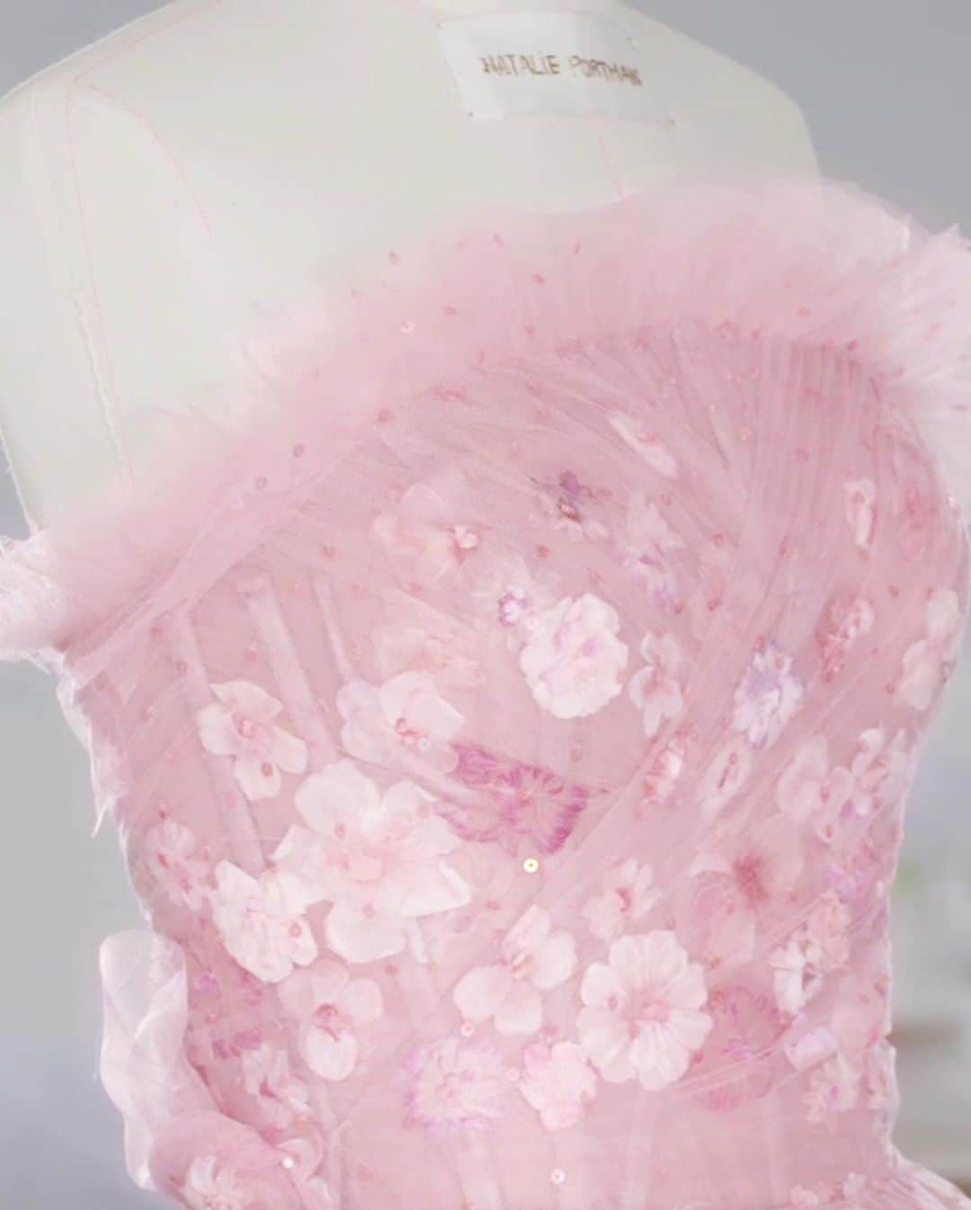 クリスチャンディオールさんのインスタグラム写真 - (クリスチャンディオールInstagram)「MISS DIOR ROSE N'ROSES, BEHIND THE SCENES  The making of Miss Dior's party dress required layers of dusty rose sheer tulle for the skirt embroidered with hand-painted and pleated silk flowers.  #DiorParfums #MissDiorForLove #DiorSavoirFaire @diorparfums」2月5日 21時32分 - dior