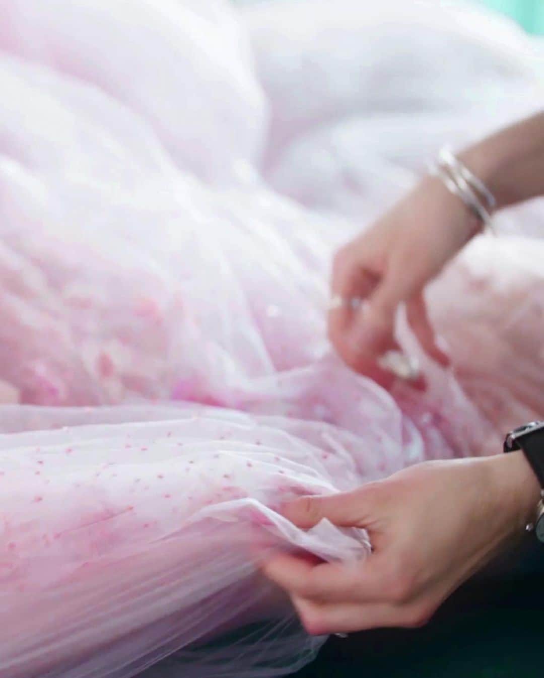 クリスチャンディオールさんのインスタグラム写真 - (クリスチャンディオールInstagram)「MISS DIOR ROSE N'ROSES, BEHIND THE SCENES  The making of Miss Dior's party dress required layers of dusty rose sheer tulle for the skirt embroidered with hand-painted and pleated silk flowers.  #DiorParfums #MissDiorForLove #DiorSavoirFaire @diorparfums」2月5日 21時32分 - dior