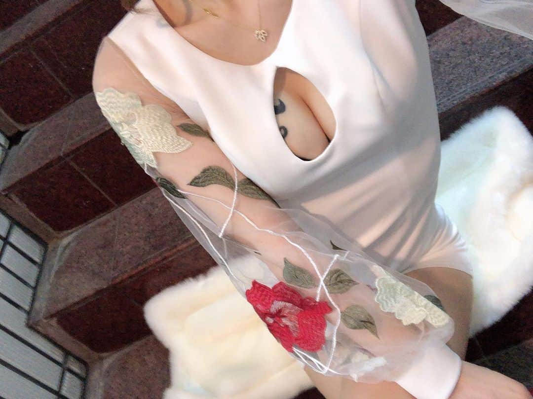 高橋沙弥華さんのインスタグラム写真 - (高橋沙弥華Instagram)「白🌹👗💓 腕の部分がめちゃくちゃ可愛い😍  今日は赤の👁シャドーにしてみた👩🏼 ストーリー見てみてね🙆‍♀ #👗 @angelr_dress #化粧 #迷子 #気分転換 #いつもはブラウンのアイシャドウ #brown #shadow #make #makeup #化粧上手くなりたい #化粧上手い人と繋がりたい」2月5日 21時35分 - takahashi_sayakachan1204