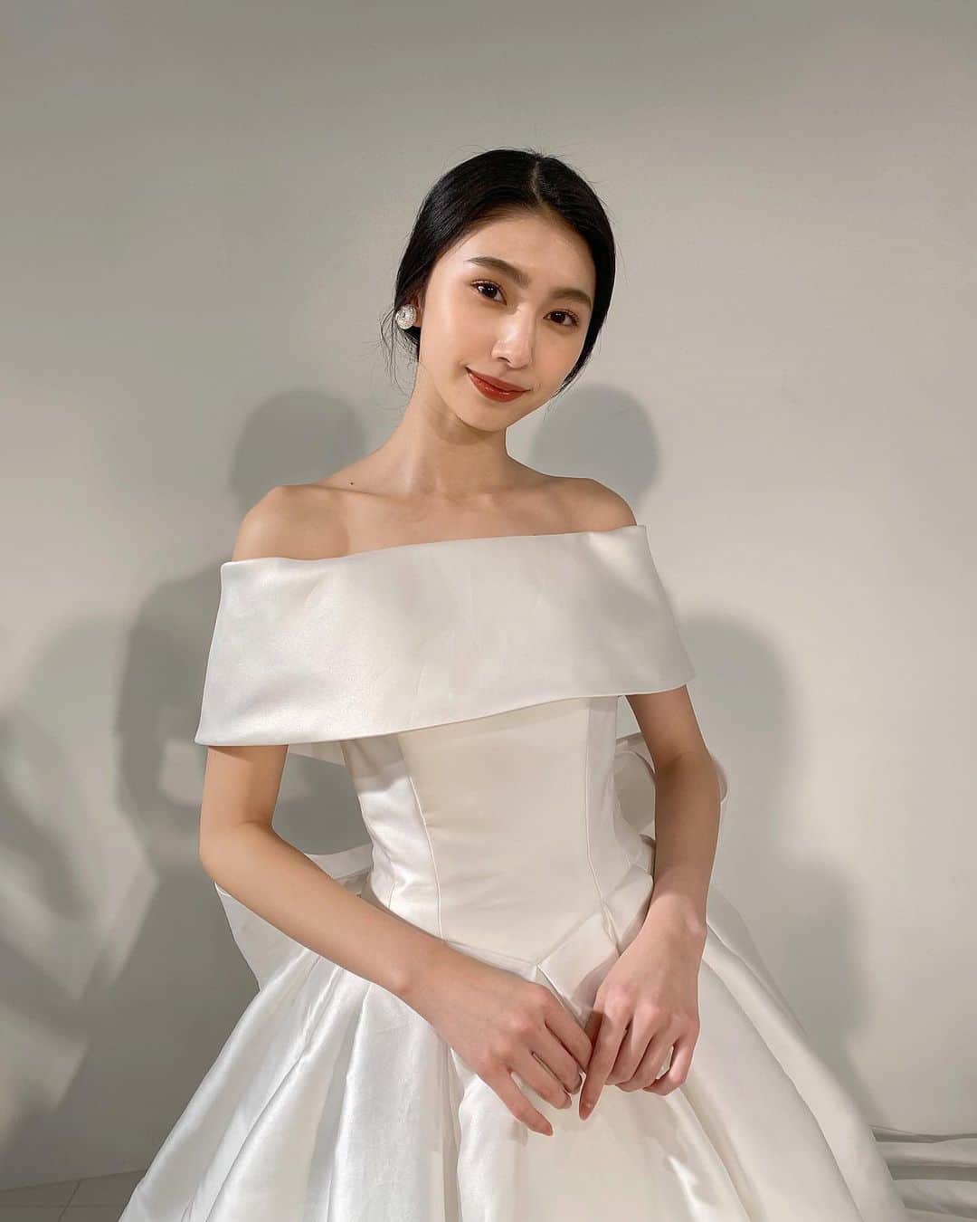 西村円花のインスタグラム：「💍💍💍 @alphablanca  #alphablanca ・ ・ ・ バックスタイルがほんっとかわいい シンプルなこのドレスが 私のお気に入りになりました🎀💕 ・ ・ ・ #model #work #hairmakeup #dress #wedding #weddingdress #makeup  #お仕事 #メイク #ヘアメイク #ドレス #ウェディングドレス」