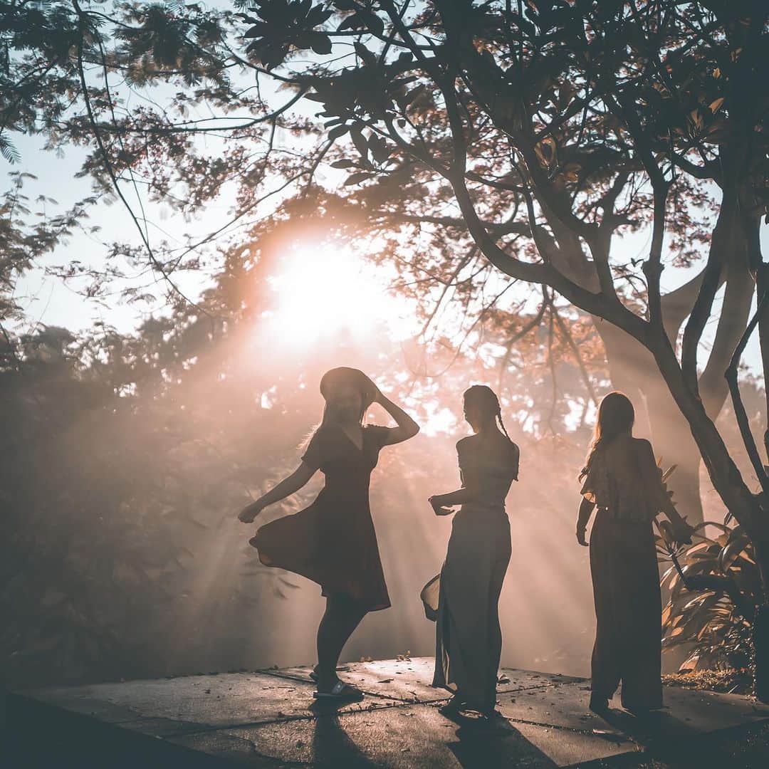 wacameraのインスタグラム：「dance in the hope 朝靄の中、突然さした光にバリ島からの歓迎を受けた気分になった。朝食をとっていた私たちは急いで走りながらファインダーを覗きながら明るさを確認できた。  ソニー公式サイトにてフォトグラファーとして掲載してもらってます。「new generation」のコーナーからぜひ覗いてみてね。 いよいよ、明日から渡航。まだパッキングはできてません😂(定期)」