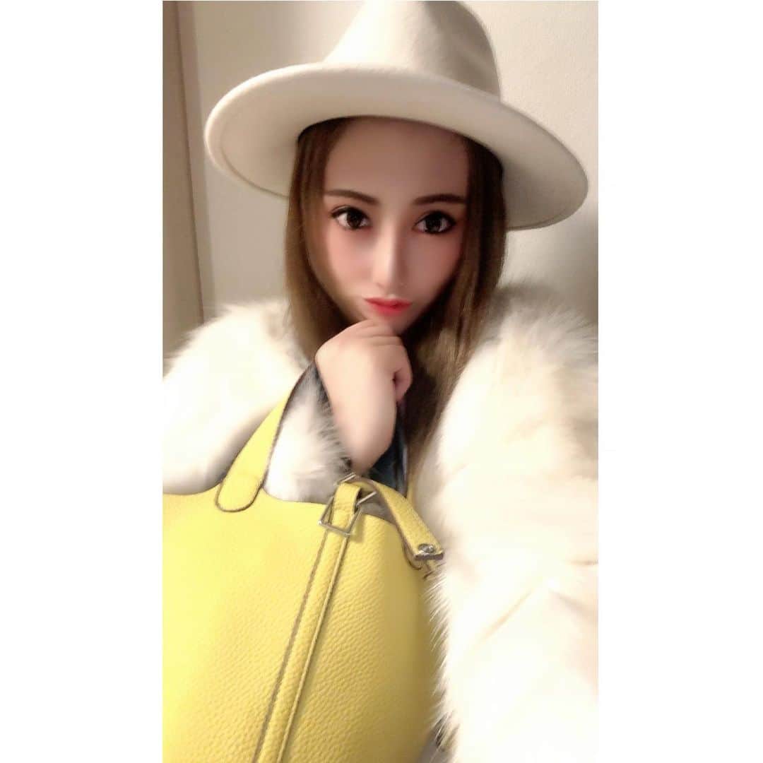 のインスタグラム：「真っ白コーデ🤍 ハットとバックは @selectshop.leeen  #セレクトショップ#selectshop#ハット#white#白#bag#歌舞伎町#アマテラス#キャバ嬢#キャバクラ#リアラ」