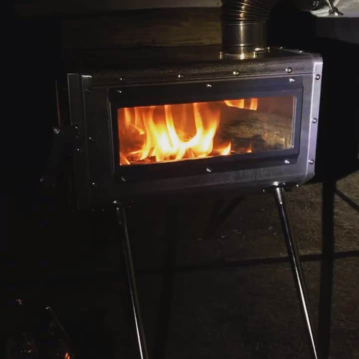 井手大介のインスタグラム：「薪ストーブデビュー。#worktoughstove」