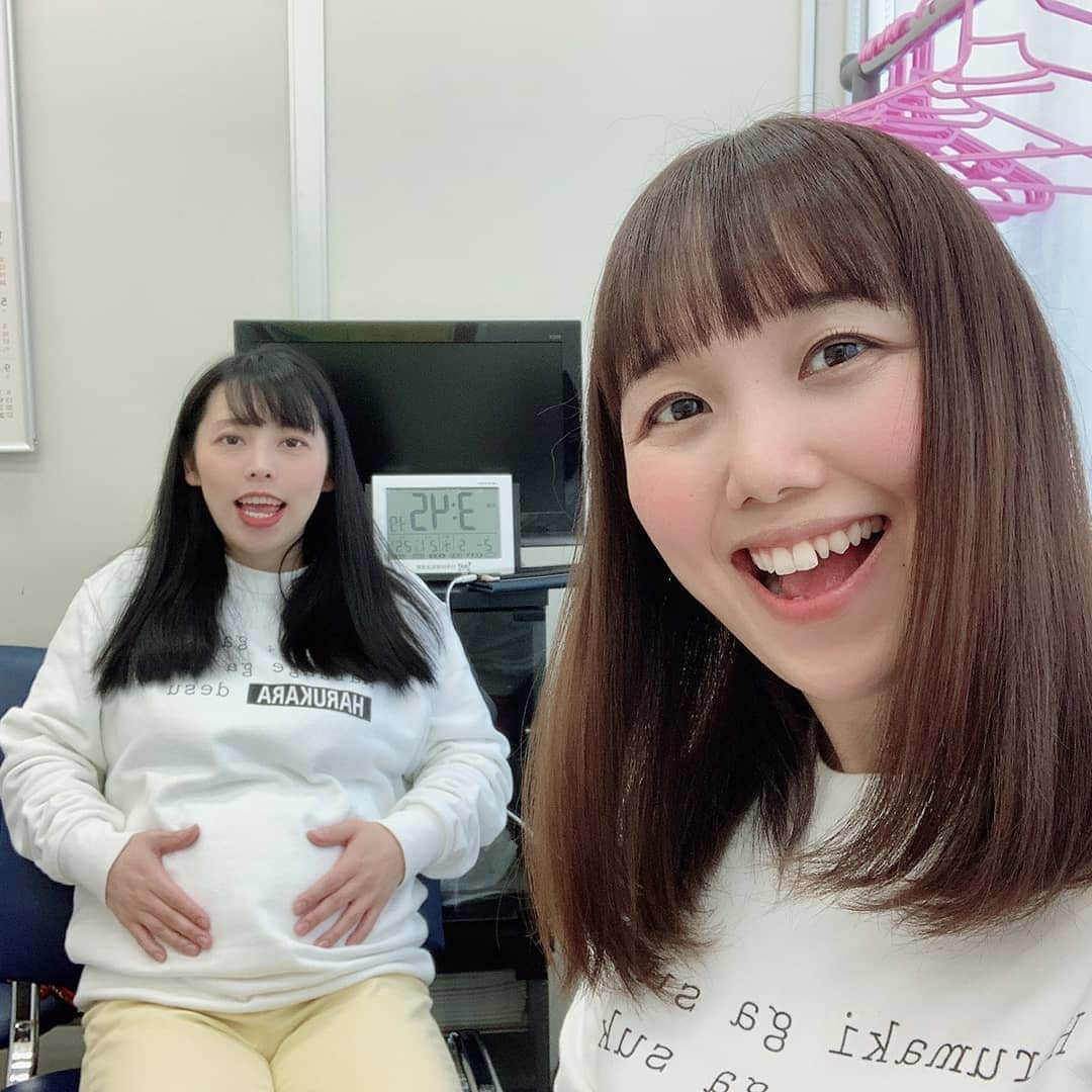 和泉杏さんのインスタグラム写真 - (和泉杏Instagram)「＼(^o^)／ 今日は、テレビ埼玉『マチコミ』でした！！ . いつもと同じこの告知をしてましたが… （※千葉テレビ・テレビ神奈川の時間に注目） ↓ 時間■16:30〜17:45 放送■テレビ埼玉以外に、千葉テレビ・テレビ神奈川でも最初の30分は放送されます！ . 今回私達はいつものマチコミボード（16:40頃、17:15頃、17:40頃の3回）の出演ではなく… . スタジオでの新企画（17:10頃とエンディング）の出演だったので、 . 千葉テレビとテレビ神奈川で映ってる17:00までの時間には出演がありませんでした(＠□＠;) 楽しみにしてくれてた皆様ごめんなさい(´；ω；｀) . テレ玉観てくださった皆様、ありがとうございました☆ . すごく盛り上がって楽しいコーナーでした！！ . 4月からこの企画がレギュラー化するかどうか！！ . 乞うご期待！！ . . . #テレ玉 #テレビ埼玉 #マチコミ #ハルカラ #アゲマキ #新企画 #どっちを買いまSHOW #千葉テレビ #テレビ神奈川 #もうこんなにお腹おっきいよ」2月5日 21時56分 - izumikyou