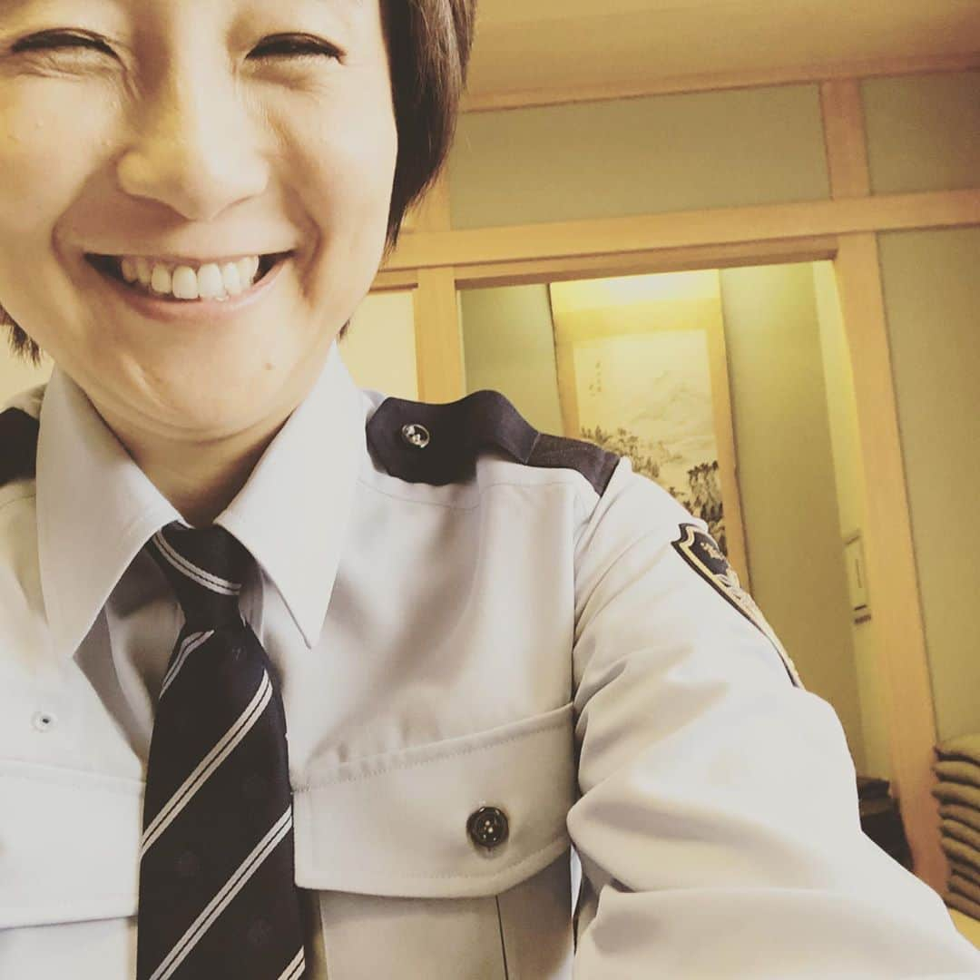 藤田朋子さんのインスタグラム写真 - (藤田朋子Instagram)「とりあえず 笑顔で🤨 些細なことですが、帽子を脱いだらどうやって持ちますか？と質問したら教えて下さいました 勉強になるぅ。 理由もちゃんとあって納得。  #制服 #似合うのよ #こんな #警察官 #いたらどーします #婦人警官 #ポリス #刑務官 #刑務所 #はじめて #帽子の持ち方 #教えて頂き感謝 #責任 #police #costume  #敬礼」2月5日 21時56分 - chiendormant