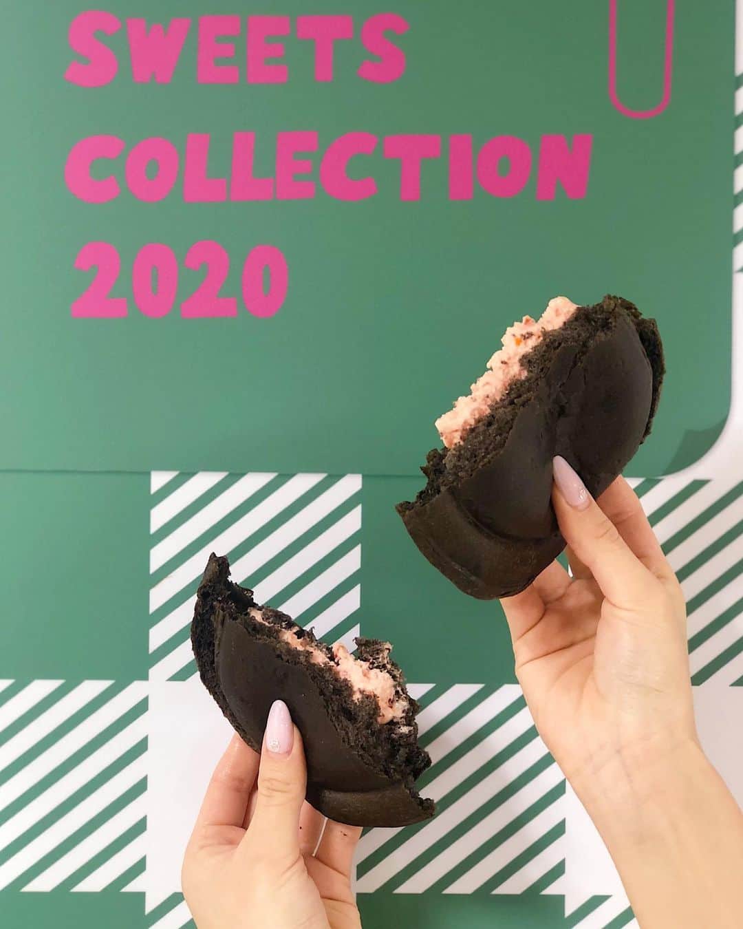 ISETAN PARK netさんのインスタグラム写真 - (ISETAN PARK netInstagram)「いよいよバレンタインシーズン到来💘﻿ 今年のバレンタインは新宿伊勢丹店で🍫﻿ 2020年のバレンタインはどんなチョコレートを選びますか？✨﻿ https://www.isetan.mistore.jp/shinjuku/event_calendar/sweets_collection.html﻿ ﻿ スイーツコレクション 2020﻿ 2020.02.05 wed - 2020.02.14 fri 最終日午後6時終了﻿ 本館6階＝催物場﻿ ﻿ #valentine #valentinesday﻿ #バレンタイン #イセタンのバレンタイン #チョコレート #ギフト #プレゼント #バレンタインプレゼント #バレンタインチョコレート #チョコ #新宿 #伊勢丹 #新宿伊勢丹 #伊勢丹新宿 #伊勢丹新宿店 #TOKYO #SHINJUKU #ISETAN﻿ #和楽紅房 #ジェラートホットサンド #大人のチョコレート」2月5日 21時59分 - isetan_shinjuku
