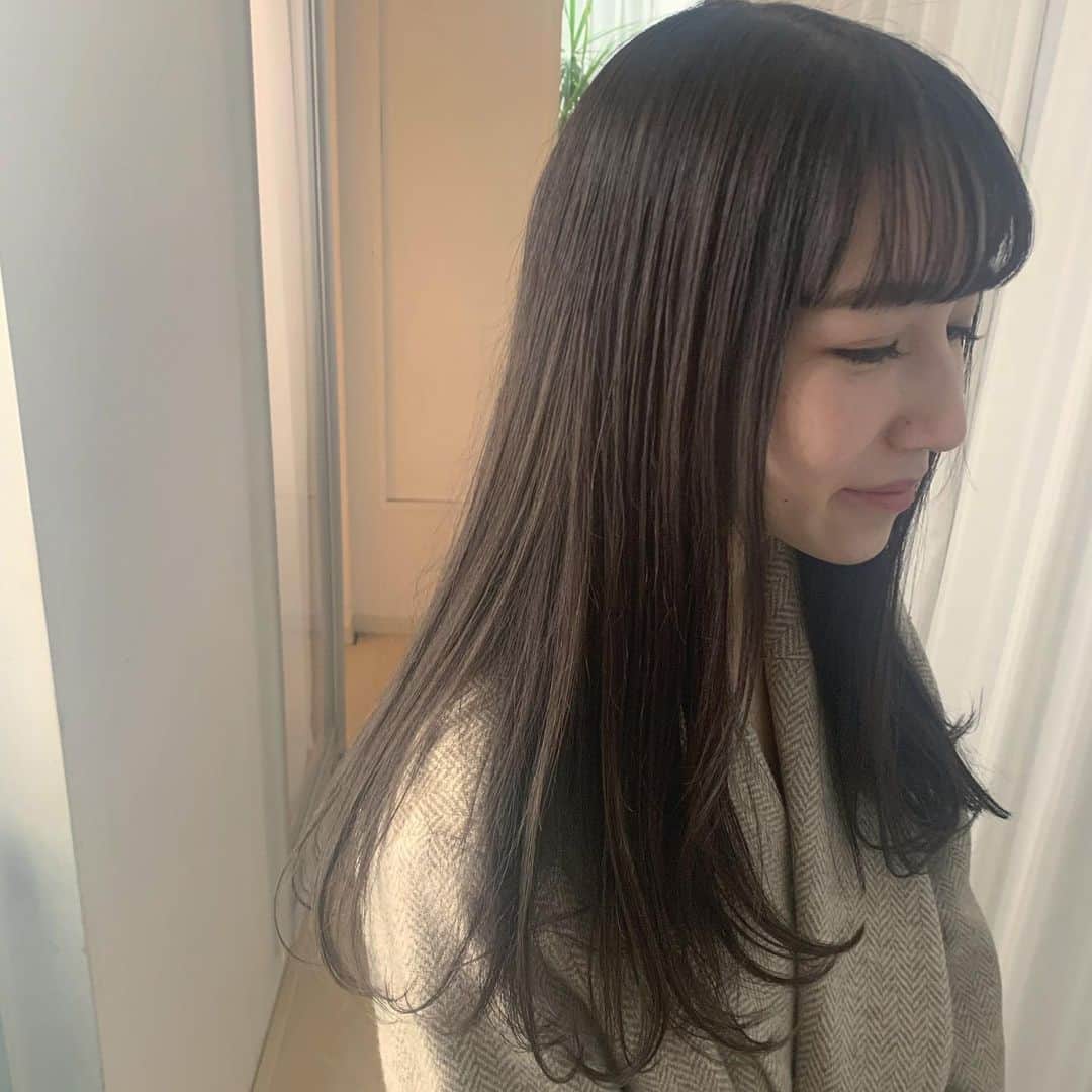 NANA HOSOYAさんのインスタグラム写真 - (NANA HOSOYAInstagram)「ash beige🍃🍃 オリーブでもない、グレーでもない、透明感カラーです。シングルカラーでできます。前髪の幅ほんのり広げました。かわいい、ありがとうございました♡♡」2月5日 22時00分 - nana_hair_tokyo