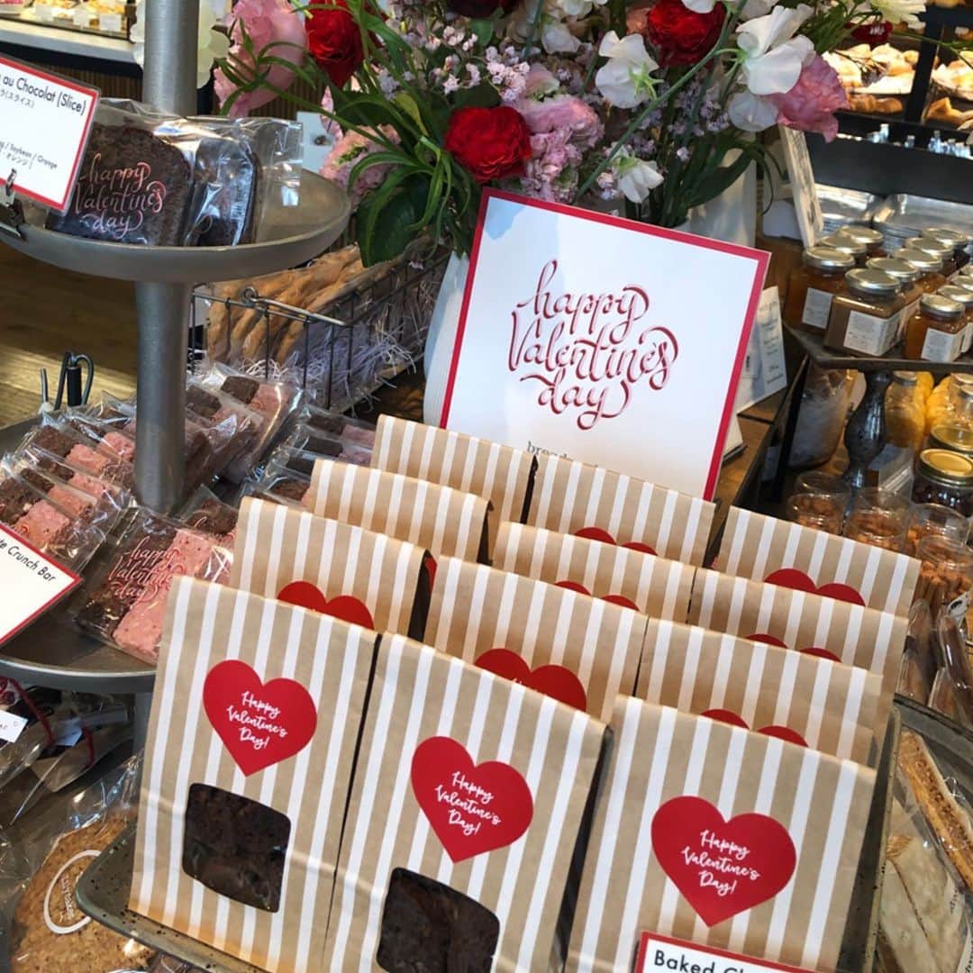 TYSONS&COMPANYさんのインスタグラム写真 - (TYSONS&COMPANYInstagram)「. breadworks天王洲はすっかりバレンタインムード。大切な方や、日々お世話になっている身近な方へ、気軽にプレゼントできるような、可愛くて美味しいバレンタインギフトをご用意しました！  #ブレッドワークス #breadworks #天王洲 #valentine #バレンタインギフト　#メイドイントウキョウ #タイソンズアンドカンパニー #tyharbor  #madeintokyo #tysonsandcompany」2月5日 22時01分 - tysonsandcompany