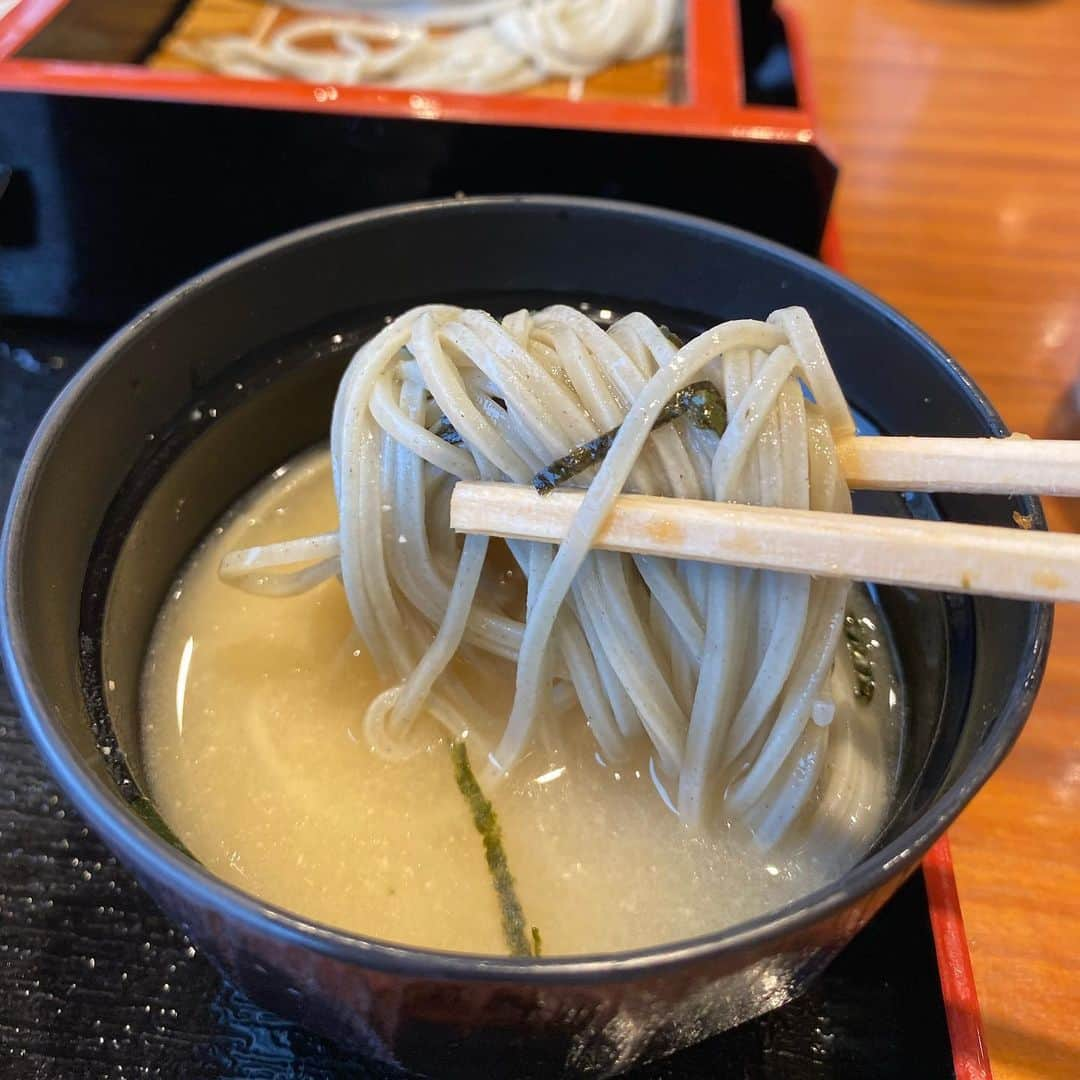 中倉隆道さんのインスタグラム写真 - (中倉隆道Instagram)「. 今日のランチは 新潟名物タレカツ丼＆へぎ蕎麦セットでしたー♬😋💕 . 休憩中も楽しすぎてワチャワチャ話してたら、へぎ蕎麦を麺つゆでなく味噌汁へ漬けてたー🤣💦💦 . . 麺つゆと味噌汁を横に並べちゃダメだねww . . 意外と味噌汁漬けもウマウマだった！😆👍 . . #へぎ蕎麦 #新潟名物 #タレカツ丼 #昼食 #ランチ #ロケの合間 #フリーアナウンサー #柿ピー研究家 #中倉隆道」2月5日 22時14分 - ryudo.tokyo