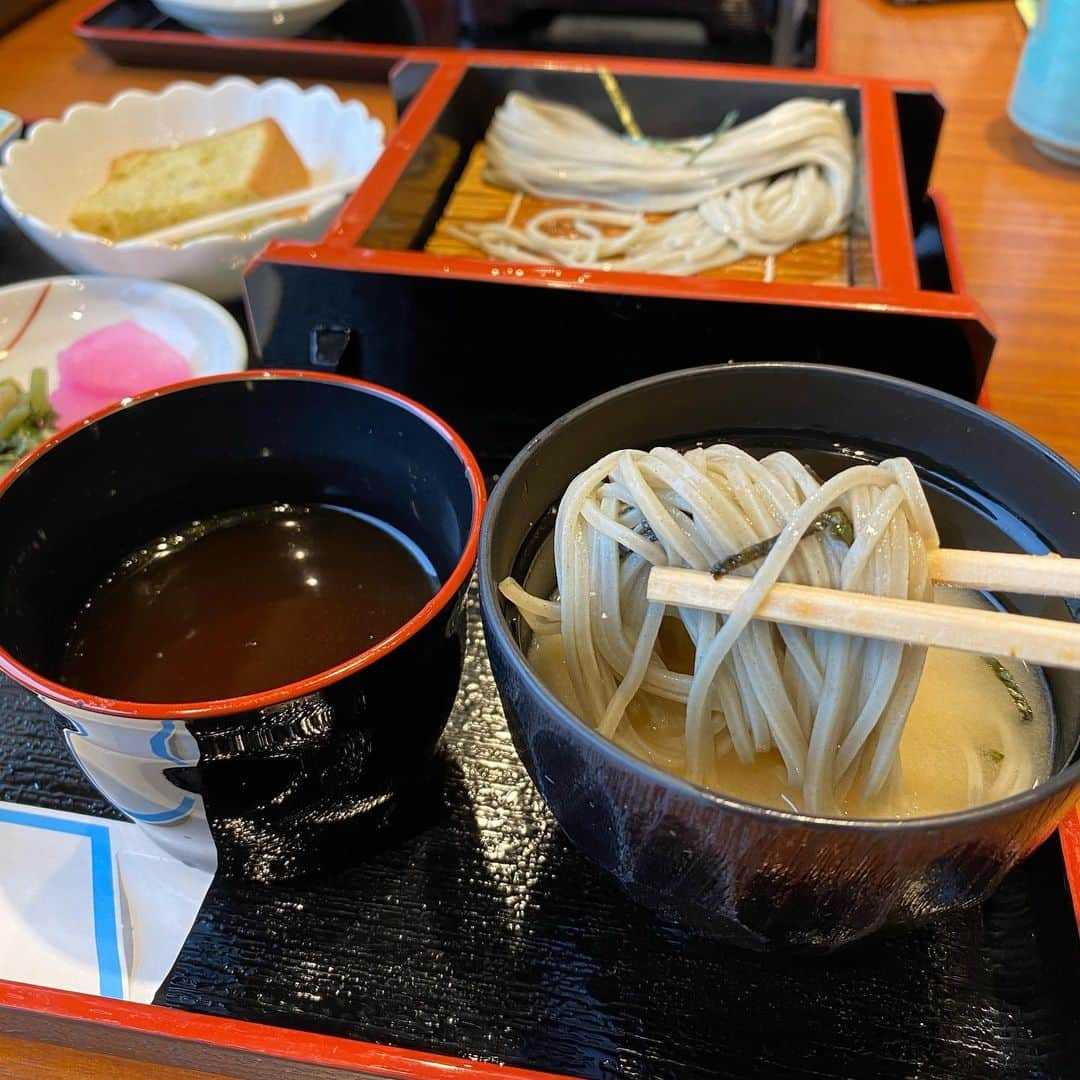 中倉隆道さんのインスタグラム写真 - (中倉隆道Instagram)「. 今日のランチは 新潟名物タレカツ丼＆へぎ蕎麦セットでしたー♬😋💕 . 休憩中も楽しすぎてワチャワチャ話してたら、へぎ蕎麦を麺つゆでなく味噌汁へ漬けてたー🤣💦💦 . . 麺つゆと味噌汁を横に並べちゃダメだねww . . 意外と味噌汁漬けもウマウマだった！😆👍 . . #へぎ蕎麦 #新潟名物 #タレカツ丼 #昼食 #ランチ #ロケの合間 #フリーアナウンサー #柿ピー研究家 #中倉隆道」2月5日 22時14分 - ryudo.tokyo