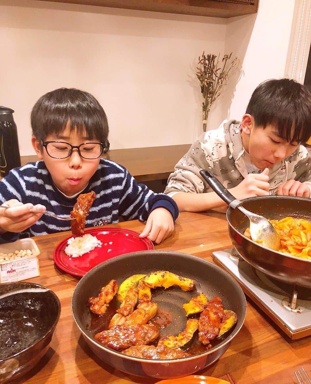 のインスタグラム：「【豚こまをぎゅっと握ってスペアリブ風です！】﻿ ﻿ ﻿ ﻿ 今日の晩御飯は、﻿ ❤️スペアリブ風﻿ ❤️ラタトゥイユ﻿ ❤️りんごとトマト﻿ にしました！！﻿ ﻿ ﻿ ﻿ ﻿ 入試期間中なので、はる兄とれんちび、塾が早く終わるため、晩御飯は家族揃って食べられます。なのに、今日は何だか暗いな。ピリピリしています。﻿ ﻿ ﻿ ﻿ ﻿ ﻿ ﻿ ﻿ すると、れんちび「スペアリブうまい！」てさ。3本ペロリと食べました。レシピは黄緑のレシピ本に載っています😄😄😄﻿ ﻿ ﻿ ﻿ ﻿ ﻿ ﻿ ﻿ ﻿ 杏ちゃん「あんちゃんねー、かぼちゃすき！」かぼちゃばっかり食べんな。﻿ ﻿ ﻿ ﻿ ﻿ ﻿ ﻿ ﻿ ﻿ すると、れんちび「明日は学校だ〜！！」ってさ。学校に行けるのが楽しみなんだって。受験の息抜きはお友達に会うことなんだそうです。﻿ ﻿ ﻿ ﻿ ﻿ ﻿ ﻿ ﻿ ﻿ れんちび、あと少しだ！！﻿ ﻿ ﻿ ﻿ #みきママ #スペアリブ #ラタトゥイユ #受験生」
