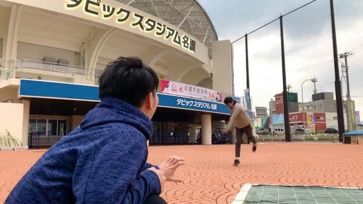 福田太郎のインスタグラム：「⚾️ ファイターズ沖縄キャンプ！ HTBアナウンサーはリレーで取材を続けます🌺 ⠀ 先発の谷口アナと引き継ぎの儀。 ふたりの中でブームになった サウスポーの要素を取り入れました🦩 （谷口アナの右肩が上がらないため） ⠀ イチオシ‼︎の中継を終え、お疲れの大先輩。 無茶ぶりにも、渾身のカーブで応えてくれました✌️ 気をつけて帰ってくださいね〜！ ⠀ #ファイターズ #沖縄キャンプ 取材 #HTB #FFFFF #谷口直樹 #アナウンサー #お師匠様  ちゃんとマウンドまで下がるあたり、本気です。 渾身の #カーブ は、超スローカーブ #ナイスボール  ただ右肩は上がらず。⚠️息子さんの #バッピ のし過ぎ @htb_fffff #画伯  #福田太郎 ほんとは右投げだし #アンダースロー  あしたから #リリーフ！取材、がっちりがんばります🔥 #lovefighters #羽撃く #沖縄 #タピックスタジアム名護」
