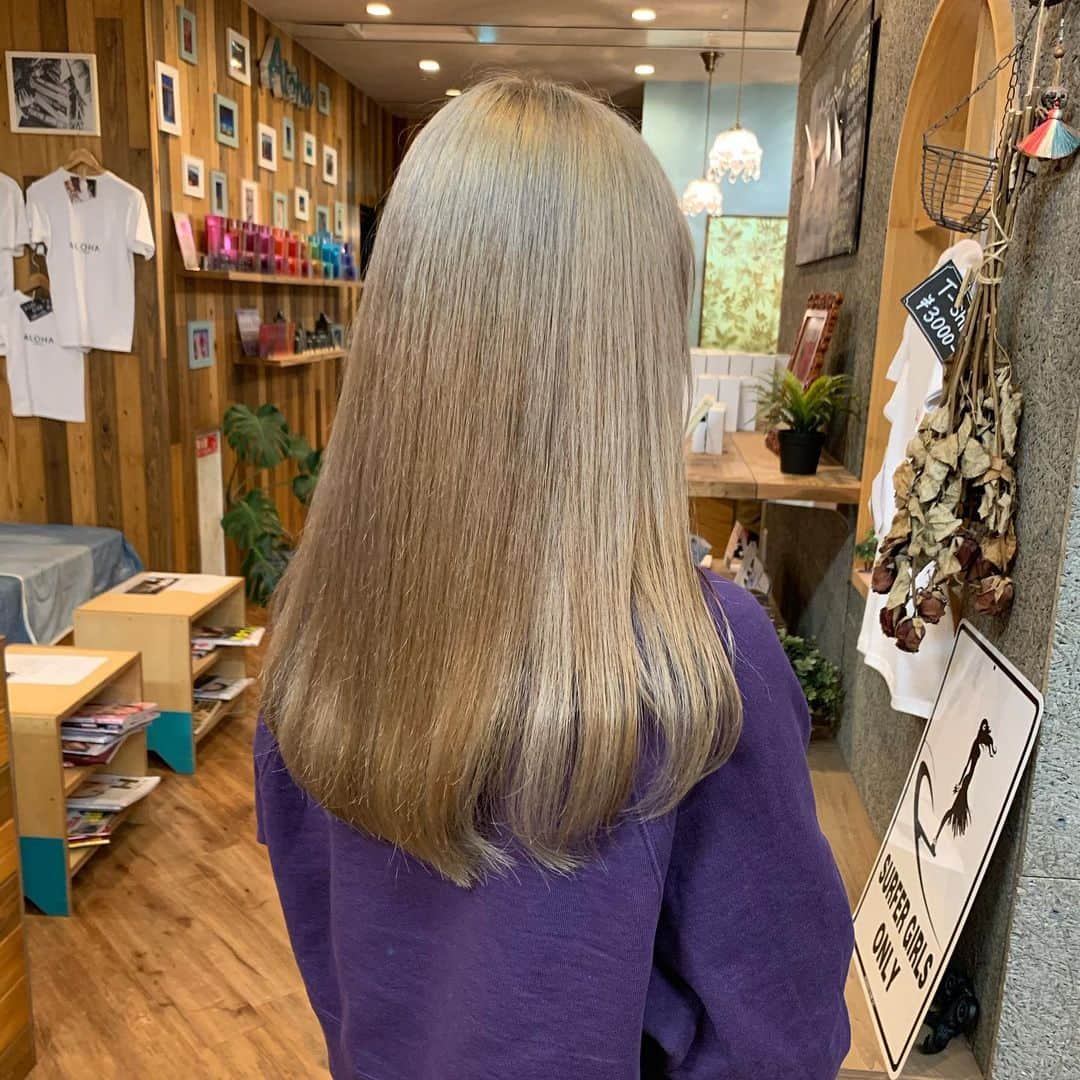 小山涼香さんのインスタグラム写真 - (小山涼香Instagram)「New colour👸🏼 . . . . 以前担当してくださったMANAKAさんにお願いしました〜〜🦋 理想のカラーにして頂けて大満足です(;_;)！ 2枚目は前回カラーして頂いた時の＾＾」2月5日 22時31分 - k___s4