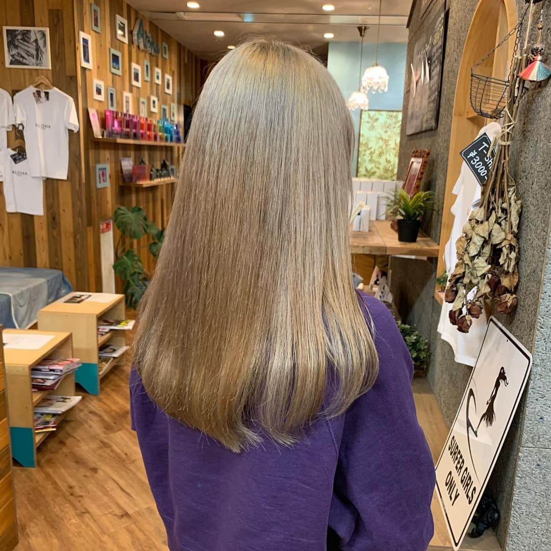 小山涼香のインスタグラム：「New colour👸🏼 . . . . 以前担当してくださったMANAKAさんにお願いしました〜〜🦋 理想のカラーにして頂けて大満足です(;_;)！ 2枚目は前回カラーして頂いた時の＾＾」