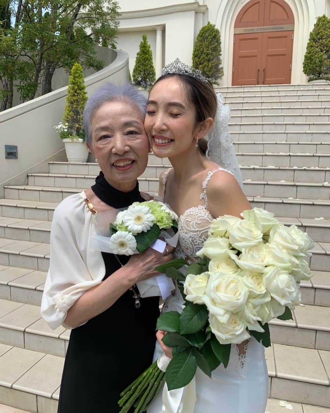 marinmatsuzakiのインスタグラム：「大好きな一美ねぇの四十九日🕊﻿ ﻿ ﻿ まだまだ実感湧かないし﻿ 実感すると寂しくて悲しいけど﻿ ﻿ 頑張って結婚式も来てくれて﻿ 一美ねぇとの最高の思い出が作れてよかった😢✨﻿ ﻿ ブーケもスッと一美ねぇのところに﻿ 吸い込まれてって、体力もない中で片手キャッチ不思議だったな🥺﻿ ﻿ その後の、まりーん！！！って喜んでる姿﻿ ずっと忘れない😢✨✨﻿ ﻿一美ねぇの残してくれた想いも宝物にする。 ﻿ ﻿ 茉鈴にとって一美ねぇは大切な家族。﻿ 来世では一緒に旅行に行こうね💓﻿ ﻿ ﻿ 一美ねぇのこと心配してくれた方も﻿ ありがとう😢💕💕🙏﻿ ﻿ ﻿ ﻿」