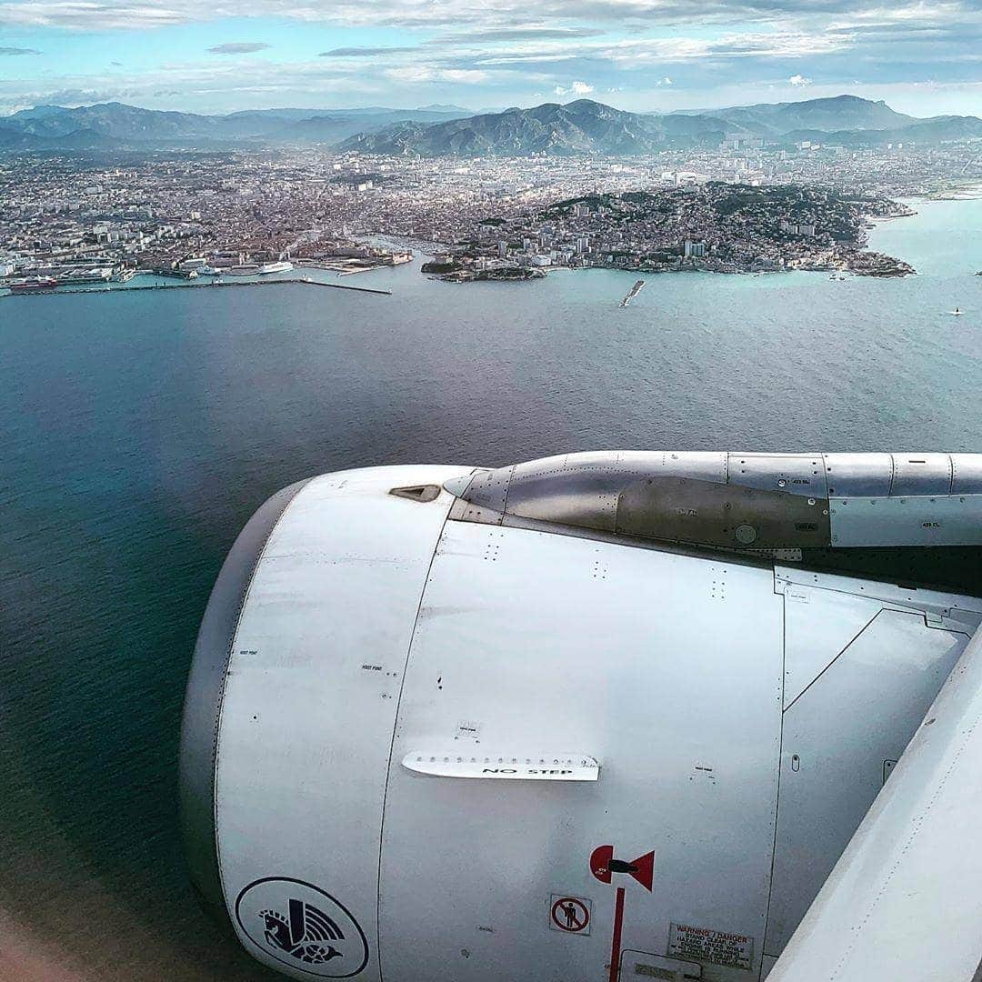 エールフランスのインスタグラム：「Aerial view over Marseille. Mediterranean beauty. Vue aérienne de Marseille, beauté méditerranéenne. Merci @samsam.139  #AirFrance #Franceisintheair #travel #plane #Marseille #IG_France #wanderlust」