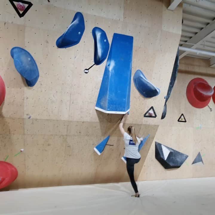 ジェシカ・ピルツのインスタグラム：「Good times in Tokyo so far. We had a comp simulation today on the comp wall @bpump_ogikubo 👌 Happy that I could send this blue boulder, unfortunately I couldn’t make it in time 😂🤷‍♀️ #training #tokyo #bouldering #bpumpogikubo」