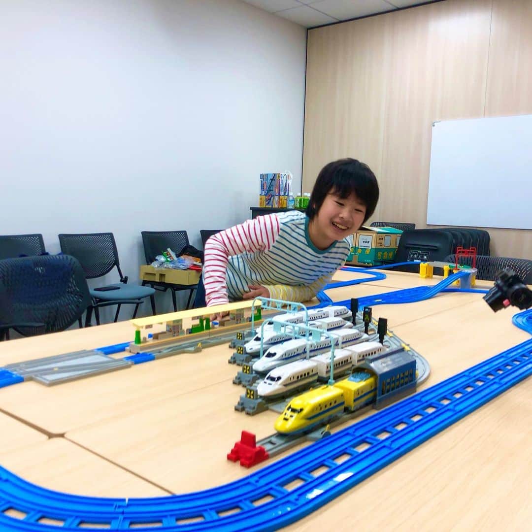 のインスタグラム：「‪新幹線の車両基地っぽいレイアウト✨‬ ‪このセットをタカラトミーさんが作ってくれないかなって鉄おもさんとがっちゃんで盛り上がっていました😊‬ ‪#鉄おも #プラレール #がっちゃん #がっちゃんねる ‬」
