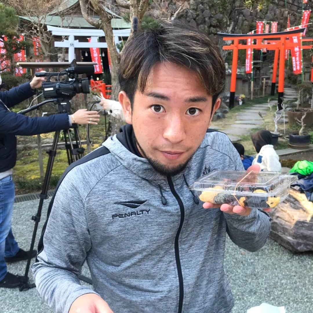 湘南ベルマーレさんのインスタグラム写真 - (湘南ベルマーレInstagram)「今日は必勝祈願が行われました。 チーム全員で毎年お世話になっている平塚市土屋の妙円寺さんへ。 ・ 祈祷をしていただき、住職のお話をお聞きし、開幕に向けて気持ちがさらに高まりました👊 ・ そして最後にはお楽しみの… つきたてのお餅をいただきました‼️🙌 タリク選手も気に入っていました✨ 地域の皆さんの温かいおもてなしに心もお腹も満杯です😊 ・ #湘南 #ベルマーレ #湘南ベルマーレ #bellmare  #たのしめてるか #PROGRESSION #前進 #湘南202020開幕 #タリク #TARIK #中川寛斗 #齊藤未月 #山田直輝 #毛利駿也 #大岩一貴」2月5日 22時31分 - shonan_bellmare