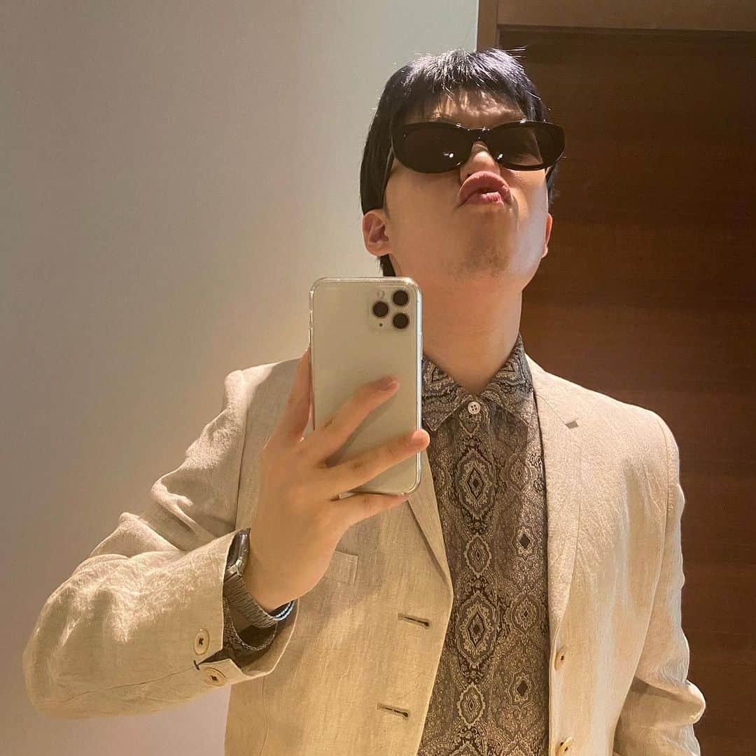 イ・チャンヒョクさんのインスタグラム写真 - (イ・チャンヒョクInstagram)「🐸💛🕶👔」2月5日 13時33分 - leechanhyuk