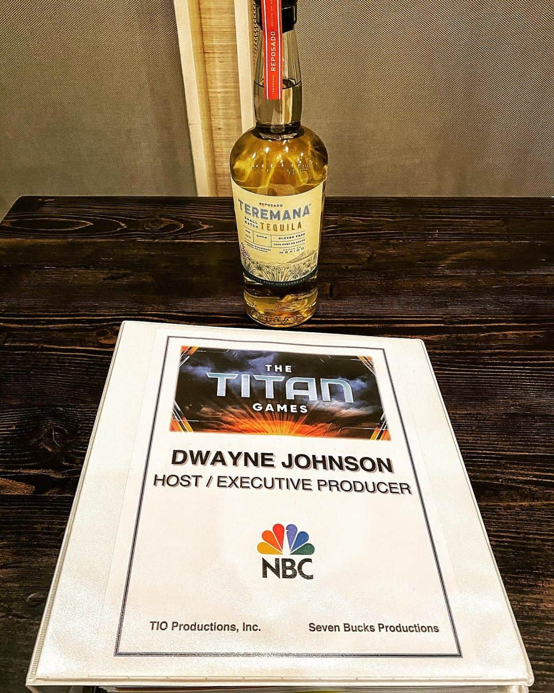 ドウェイン・ジョンソンさんのインスタグラム写真 - (ドウェイン・ジョンソンInstagram)「We’re back!  Broke out a bottle of @teremana tequila celebrating the official start of our @nbctitangames SEASON 2 🥃💪🏾 Let the games begin.  @sevenbucksprod  @asmithcoprod  @NBC  #TITANGAMES.」2月5日 13時36分 - therock