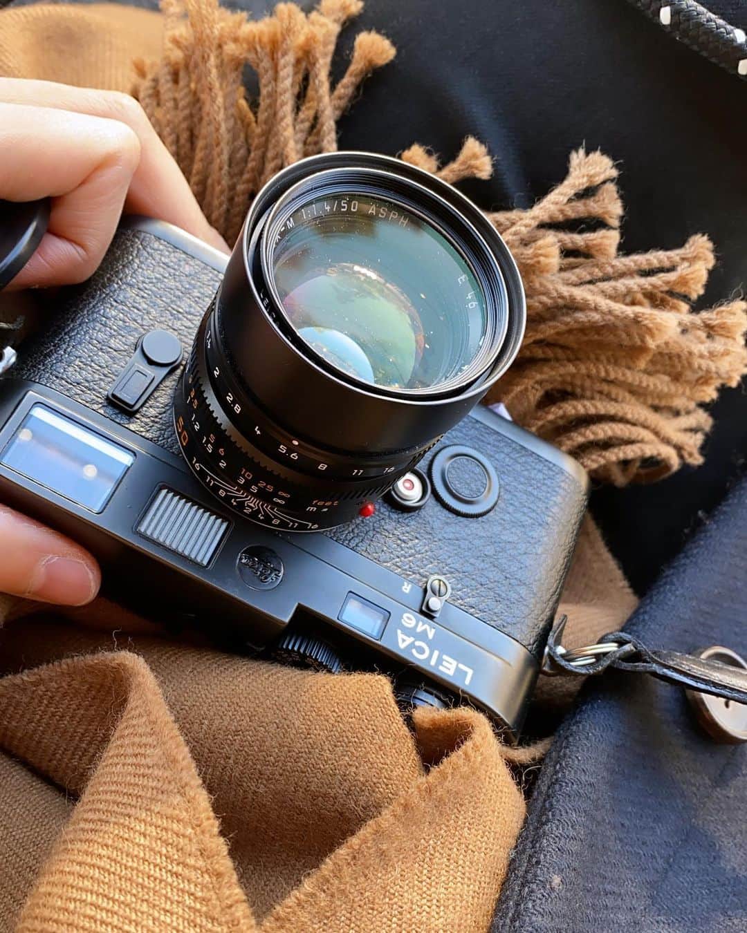 関根正悟さんのインスタグラム写真 - (関根正悟Instagram)「“LeicaM6” ・ 最近フィルムで撮り溜めてる📸 現像が楽しみ🎞 ほとんど失敗してたりして🥺 充電も不要だしずっと使えるのが魅力。露出計の丸電池だけ。 ・ #leicaM6 #leica #filmcamera」2月5日 13時45分 - shogosekine0319