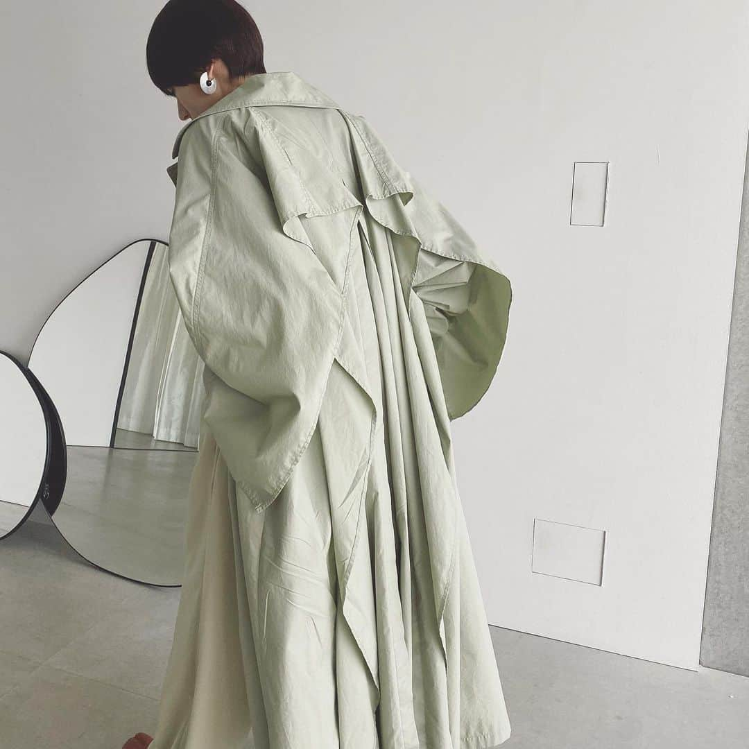 松本恵奈さんのインスタグラム写真 - (松本恵奈Instagram)「先行発売でも断トツ1番人気だったBACK FRILL TRENCH COATが今日から発売です♡ ECは18時からの発売になるので是非、checkしてみてね！ #clane #20ss」2月5日 13時46分 - ena1123