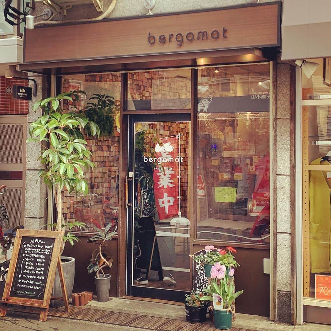 榎本温子さんのインスタグラム写真 - (榎本温子Instagram)「インスタで見かけてからずっと行きたかった #bergamot さんへ！！季節のフルーツがこれでもかとのったパフェに、フルーツサンドが本当に美味しくて😭通いたい😭ご褒美フルーツサンドですな。お店の方の丁寧な接客も印象的でした。  #武蔵小山カフェ #tokyocafe #fruitssandwich #パフェ #tokyo #instafood #instagood #instasweets」2月5日 13時46分 - atsuko_bewe