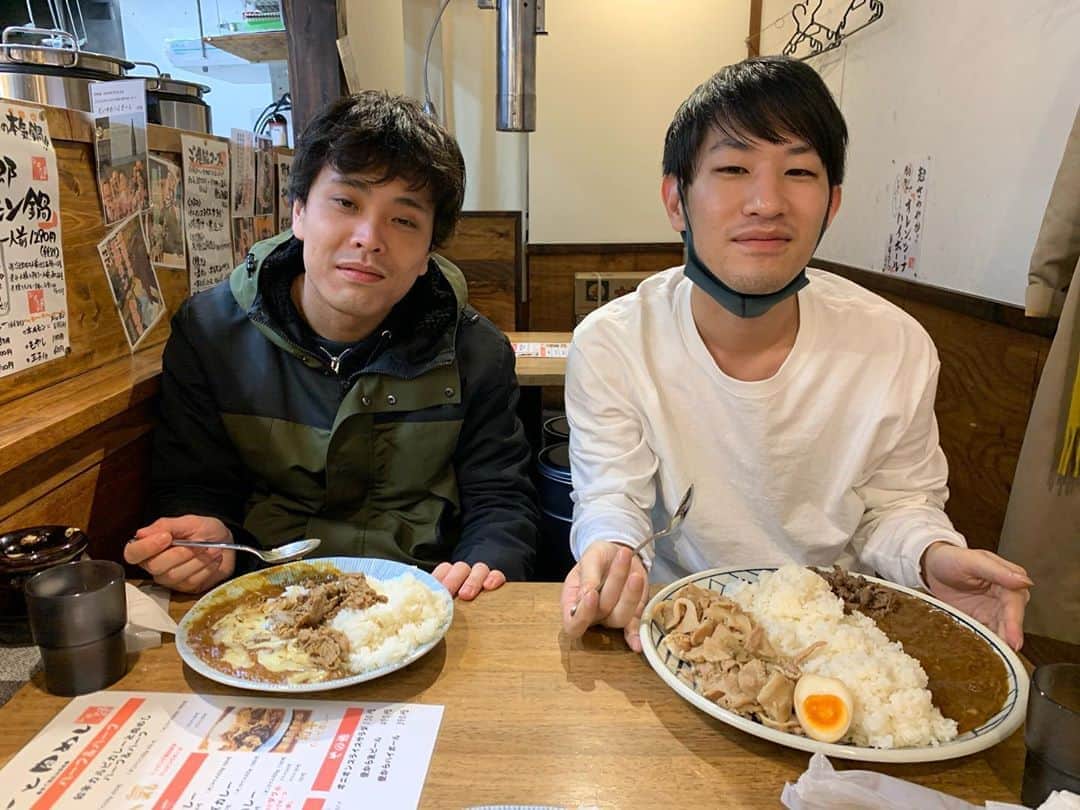 ほしのディスコのインスタグラム：「寝起きの2人とおいしいカレー食べました！！ #納言安部 #たましいおおくす」